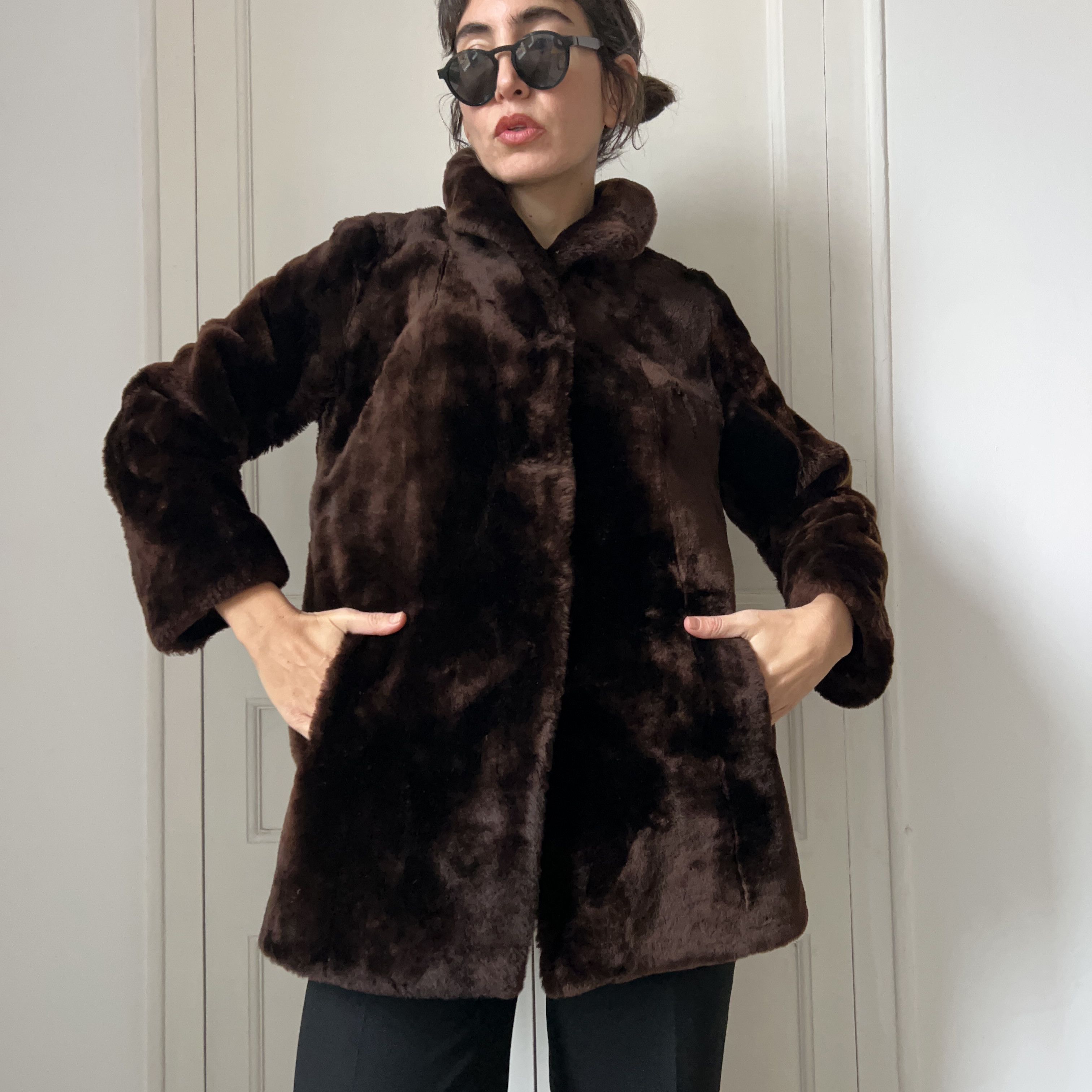 Vintage Vintage 1990s Brown Mouton Fur Coat Size S / US 4 / IT 40 - 1 Thumbnail