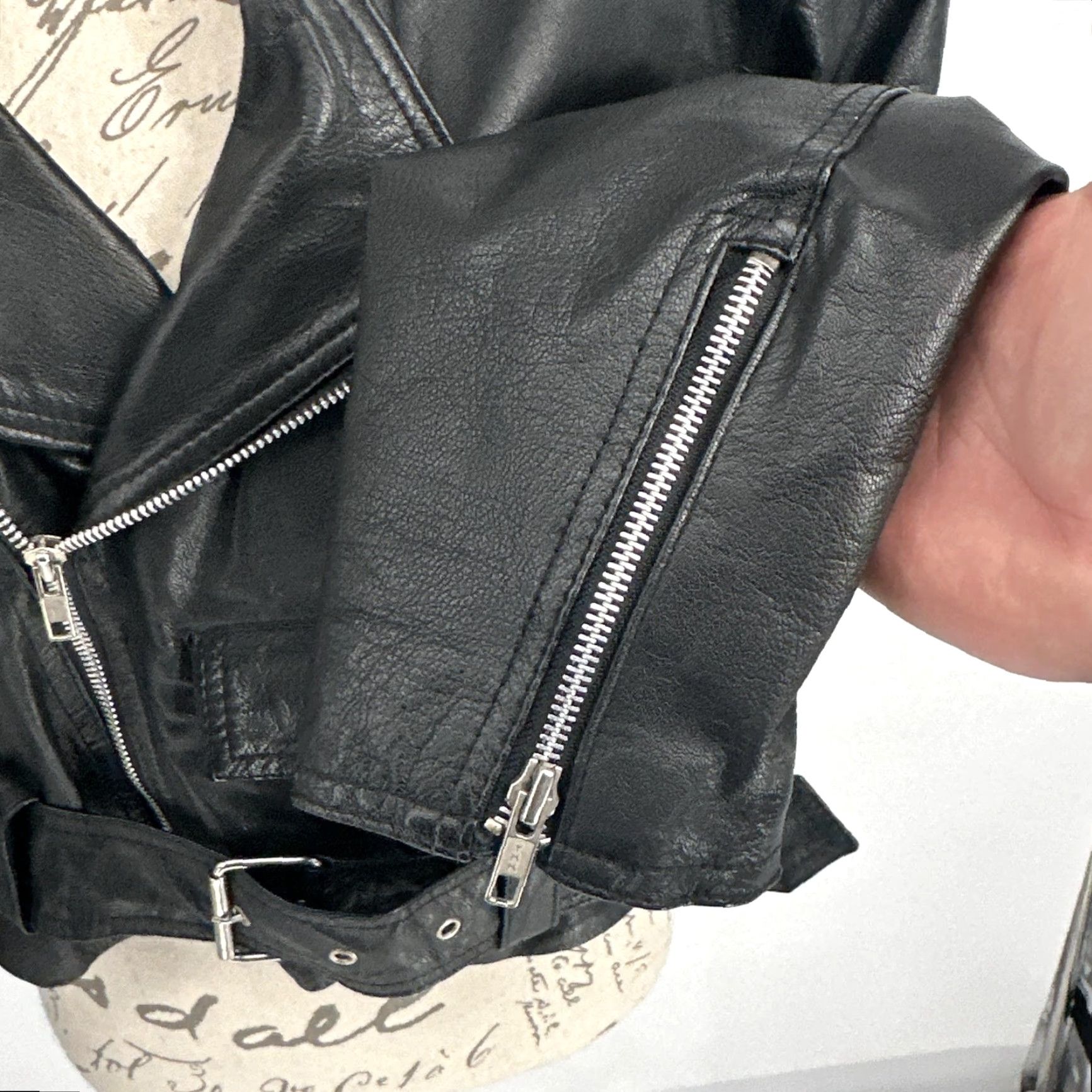 Vintage VINTAGE Wilsons Leather Jacket Womens Large Black Cropped Moto Belted Zip Biker Punk Jacket Size L / US 10 / IT 46 - 4 Thumbnail