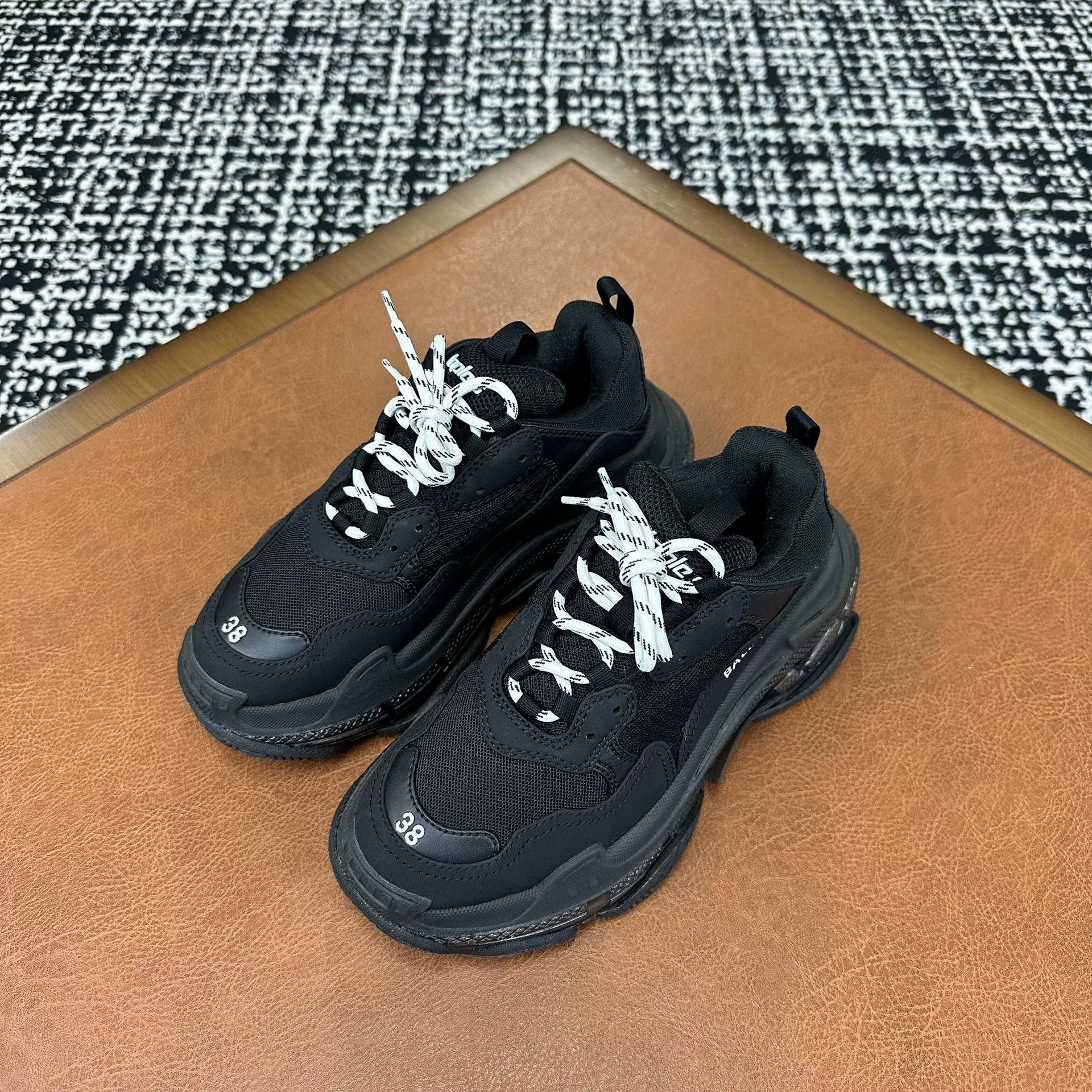 Balenciaga Balenciaga Lowtop Sneakers it_38 Women Size US 8 / IT 38 - 1 Thumbnail