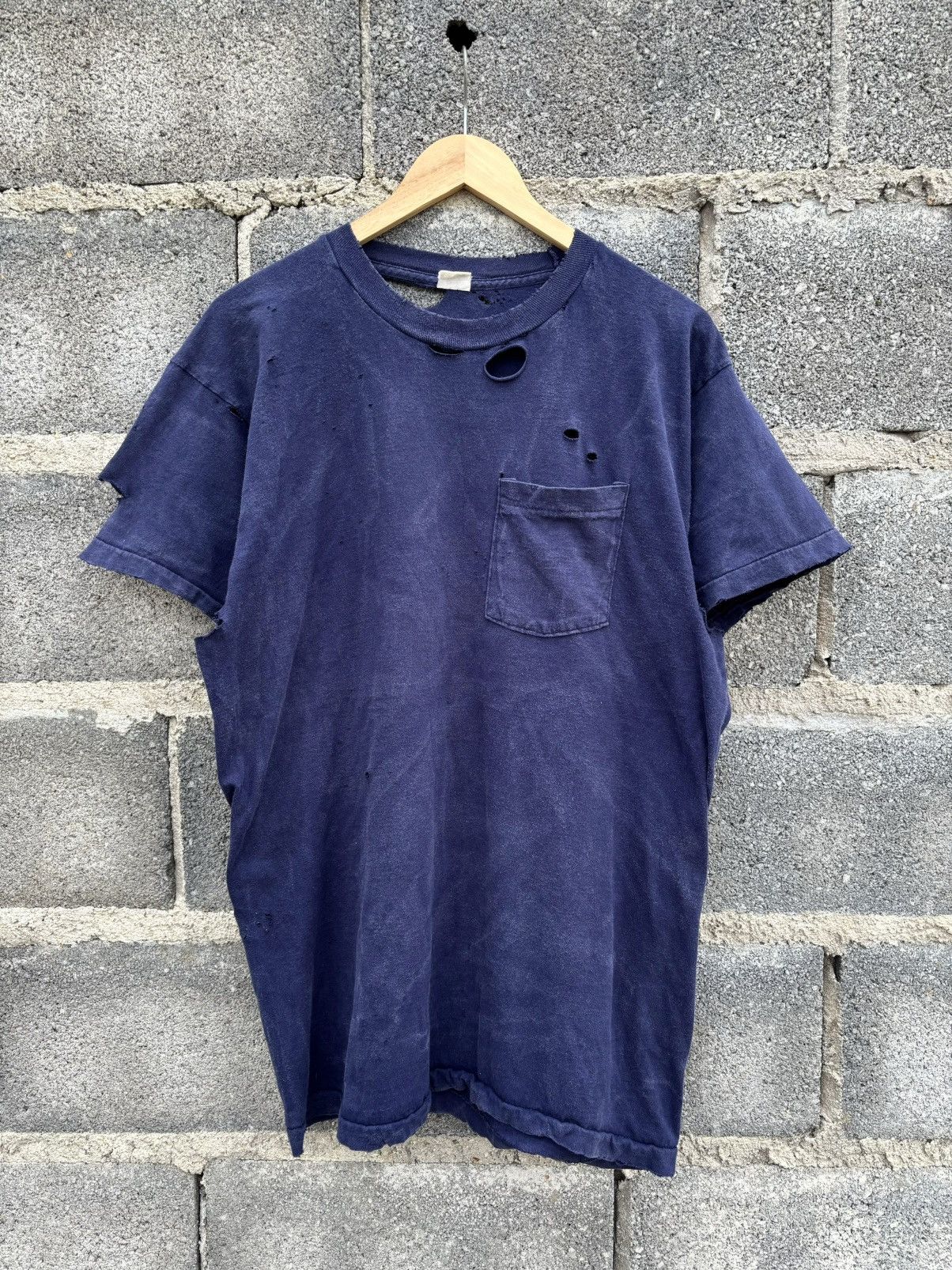 Vintage Thrashed Faded Tee Shirt Distressed Navy Size US L / EU 52-54 / 3 - 1 Thumbnail