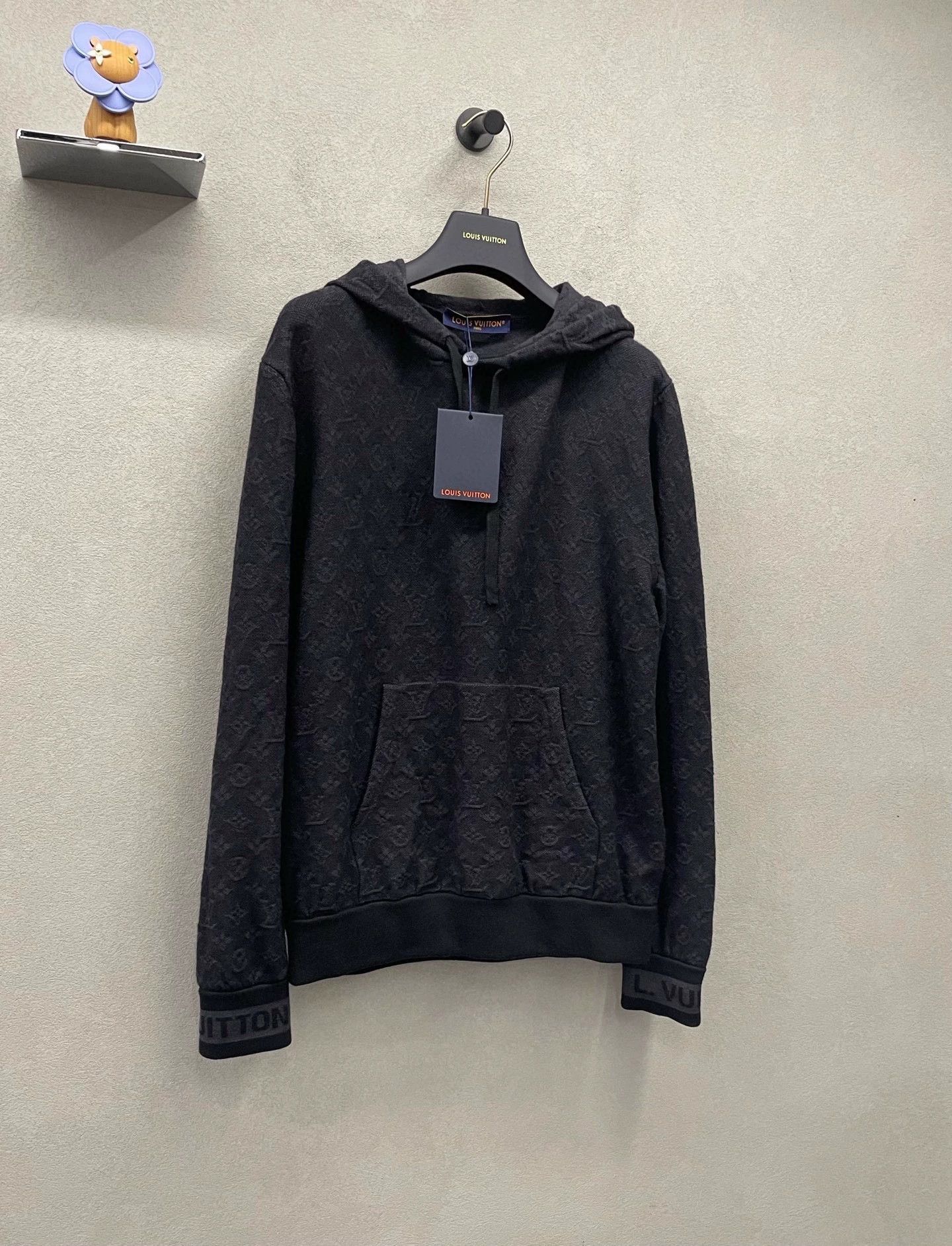 Louis Vuitton black logo embossed long sleeve hoodie Size US M / EU 48-50 / 2 - 3 Thumbnail