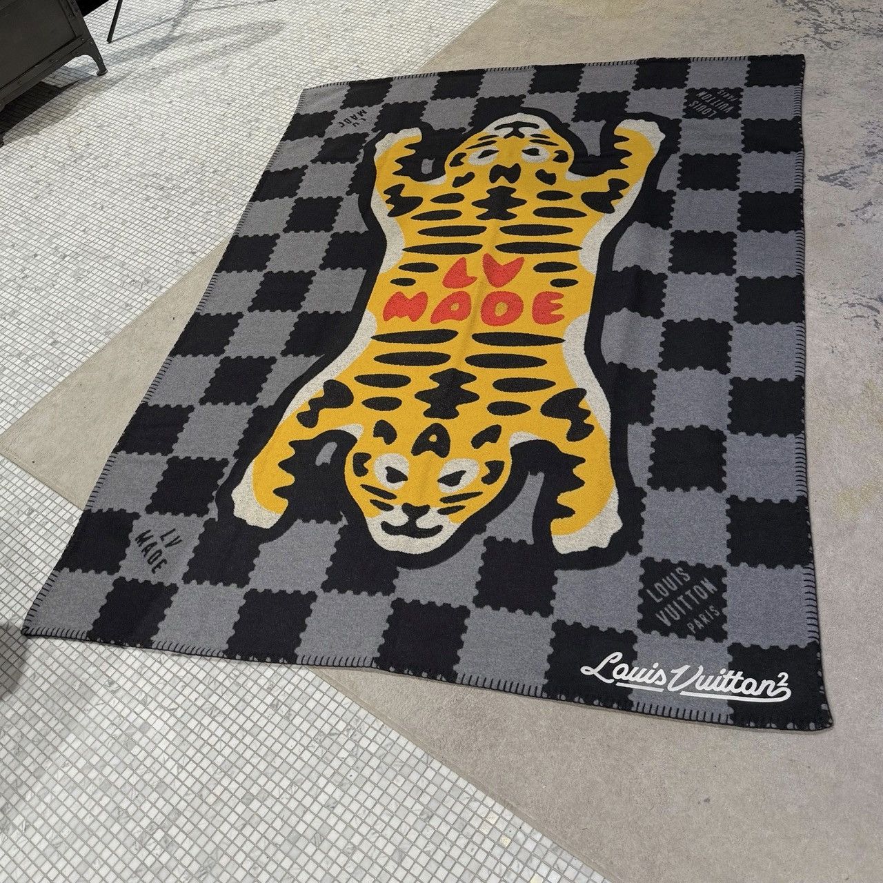 Louis Vuitton × Nigo Louis Vuitton x Nigo LV Made Damier Tiger Wool Throw Blanket Size ONE SIZE - 6 Thumbnail