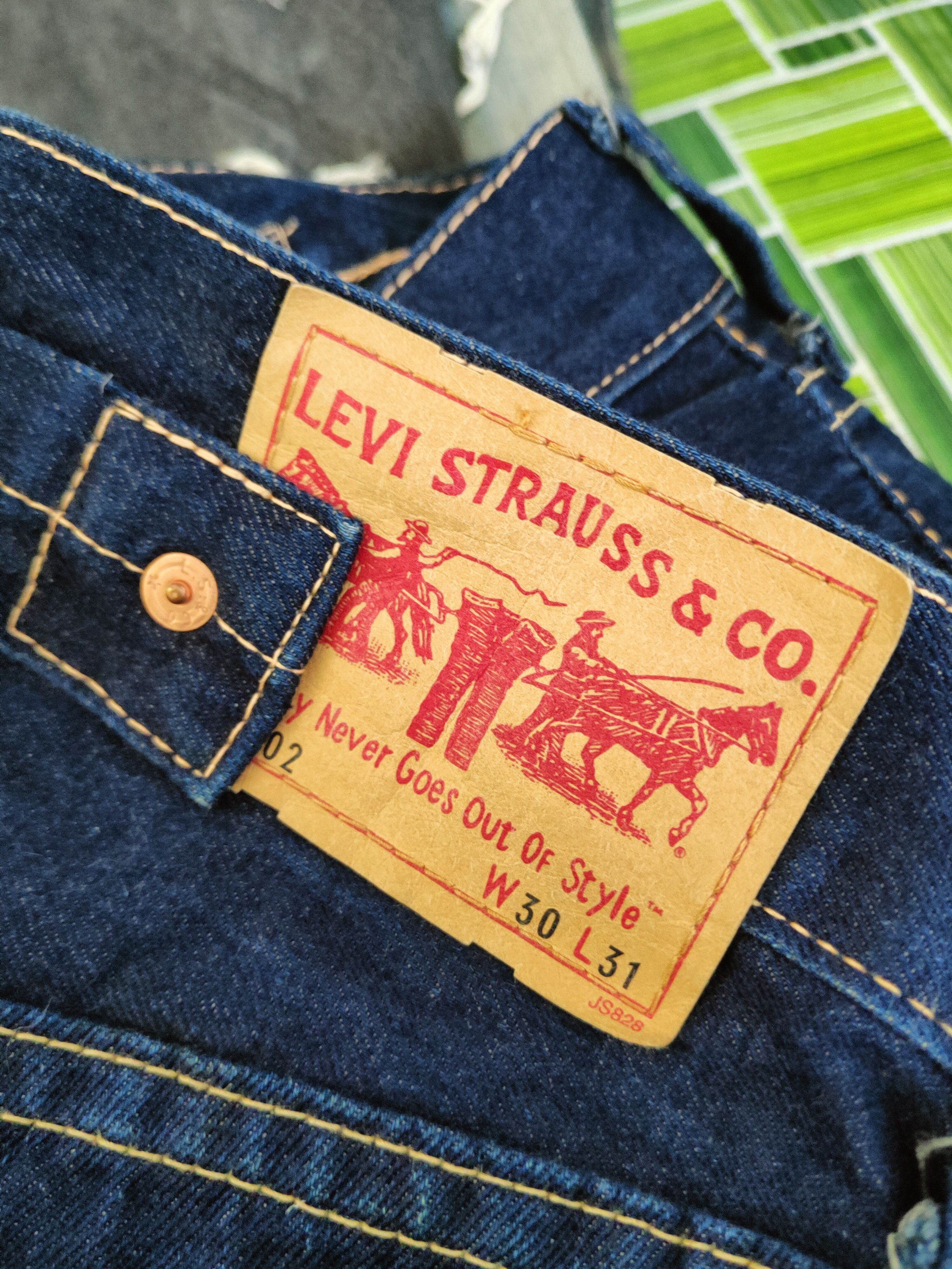 Levi's DL Levi's Dark Blue Distressed Ripped Jeans #46-966 Size US 31 - 14 Thumbnail