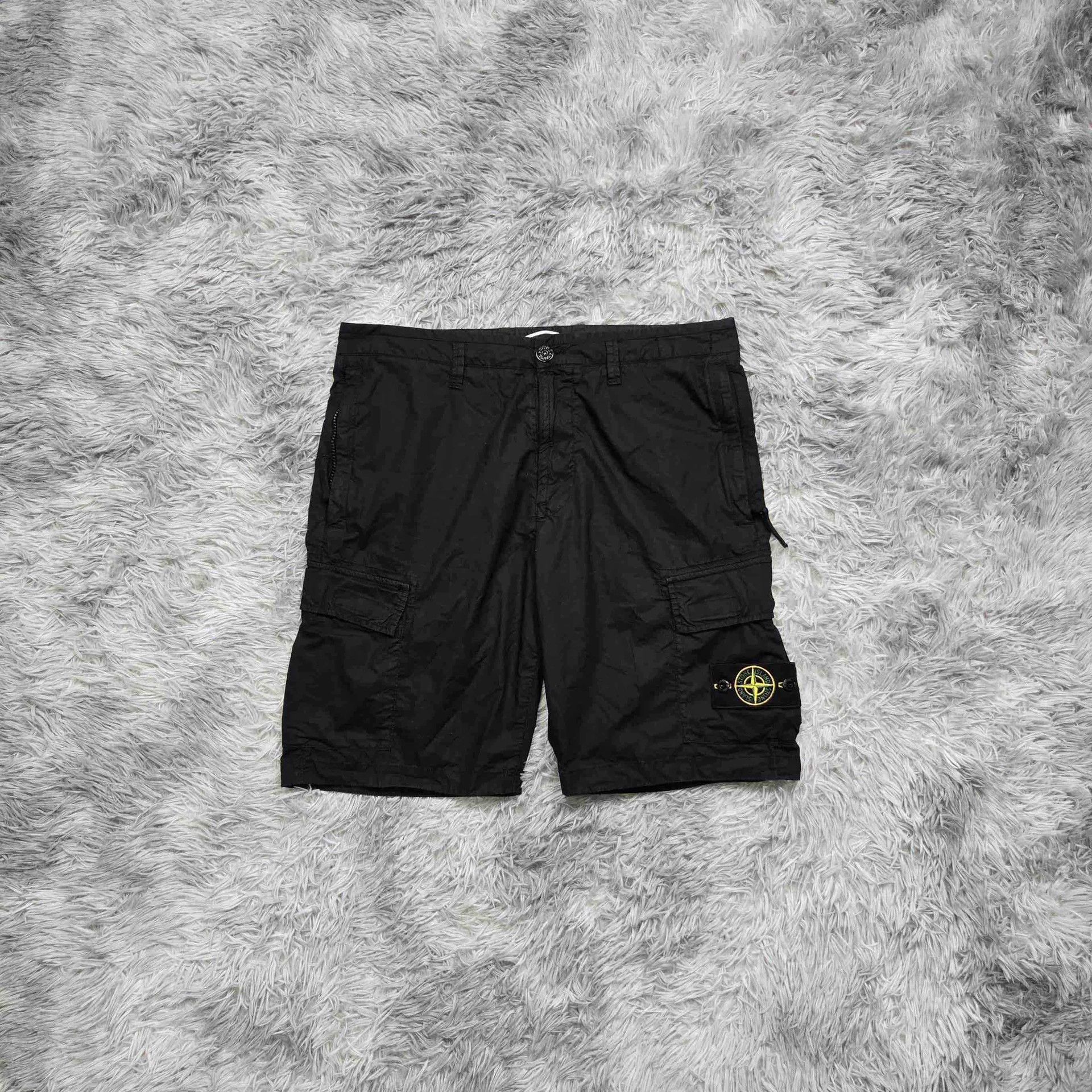 Stone Island stone island black cargo shorts size 32 Size US 32 / EU 48 - 1 Thumbnail