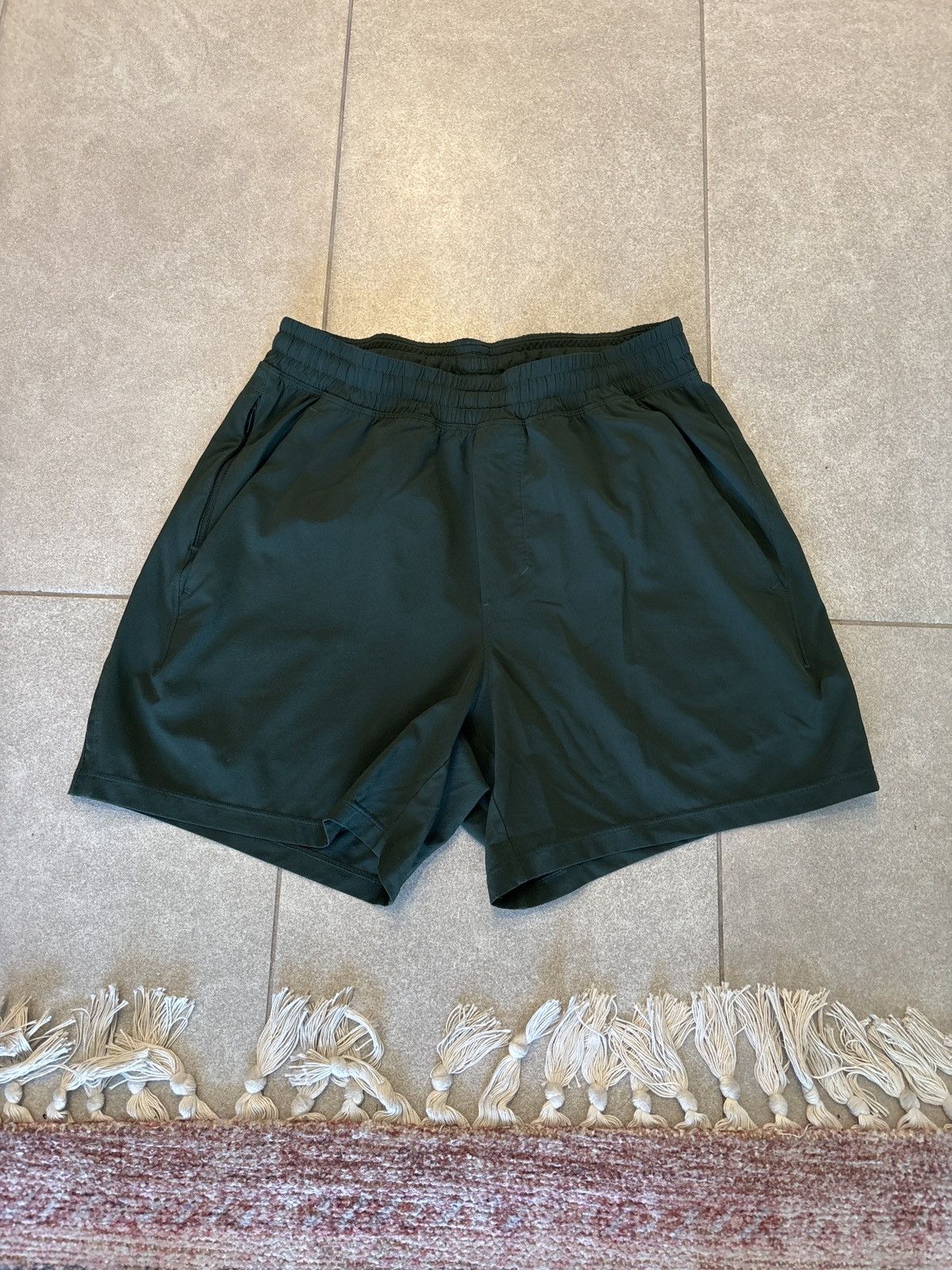 Lululemon Lululemon Shorts Pine Green 4.5" Inseam Size US 30 / EU 46 - 1 Thumbnail