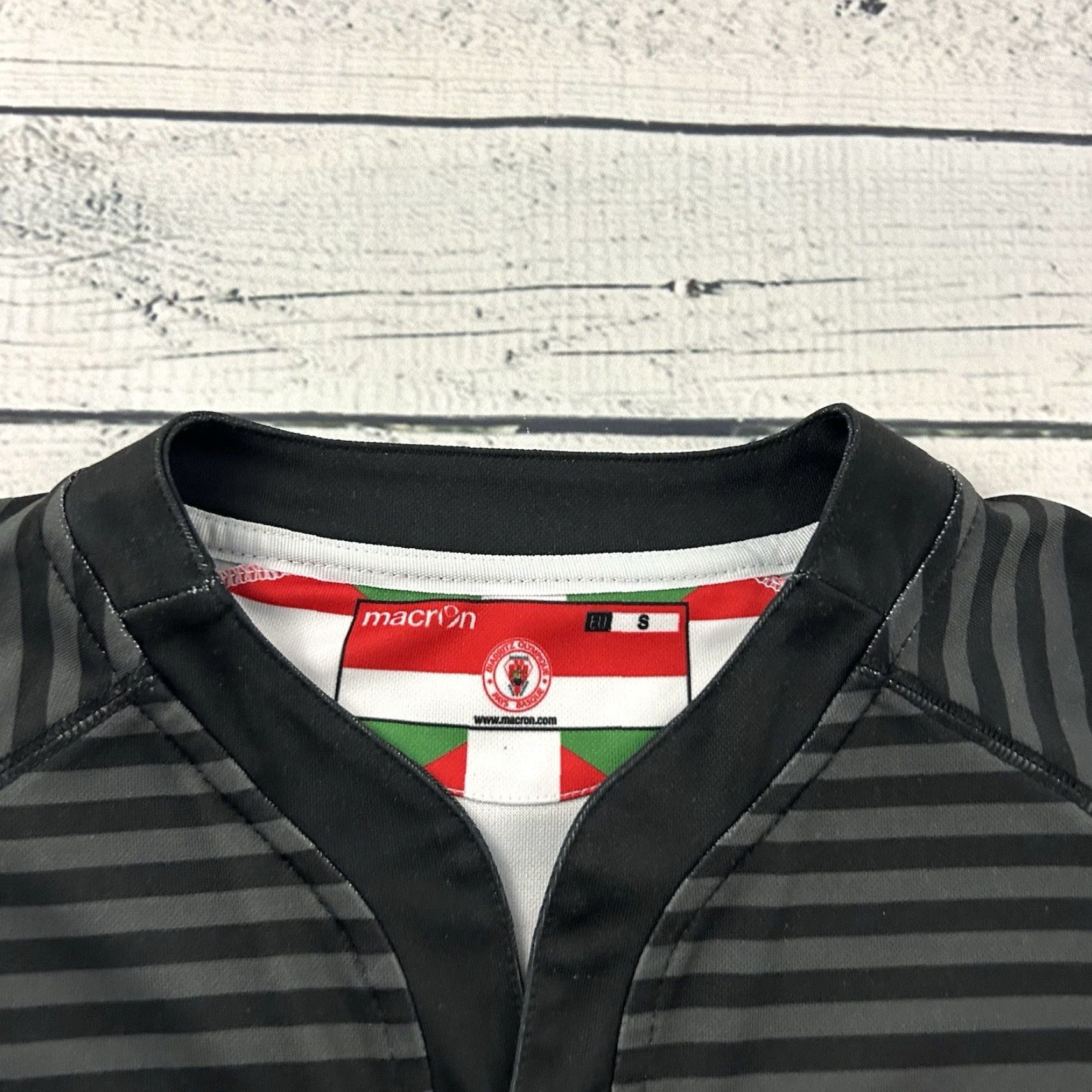 Macron Macron Biarritz Short Sleeve Rugby Jersey Shirt Men S Black Size US S / EU 44-46 / 1 - 5 Thumbnail