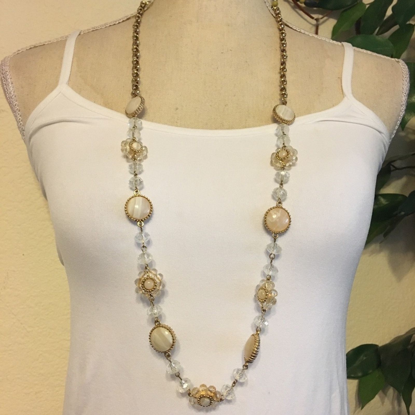 Vintage Vintage glass bead gold tone book link necklace Size ONE SIZE - 1 Thumbnail