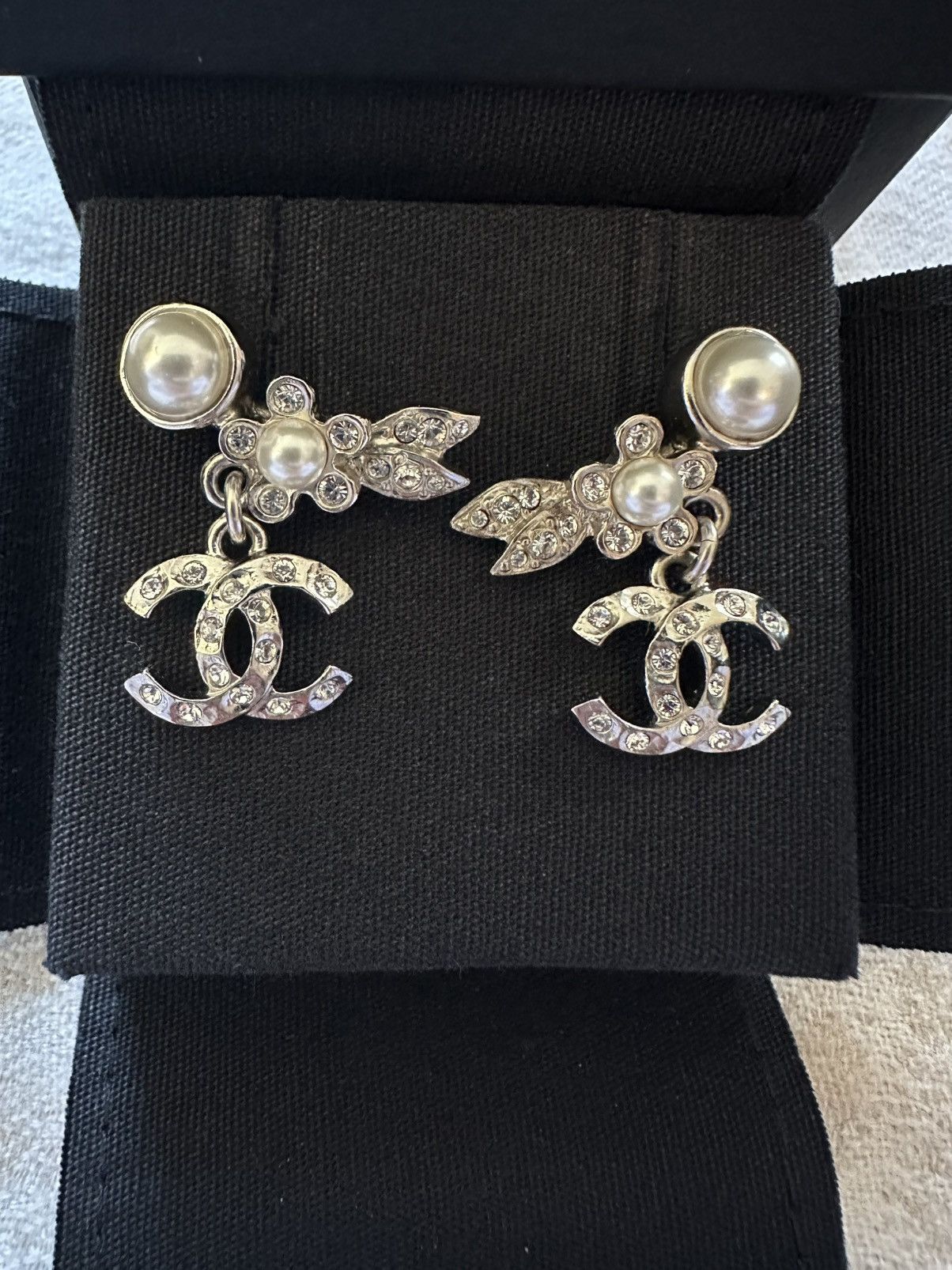 Chanel Chanel 21B pearl flower CC earring Size ONE SIZE - 1 Thumbnail