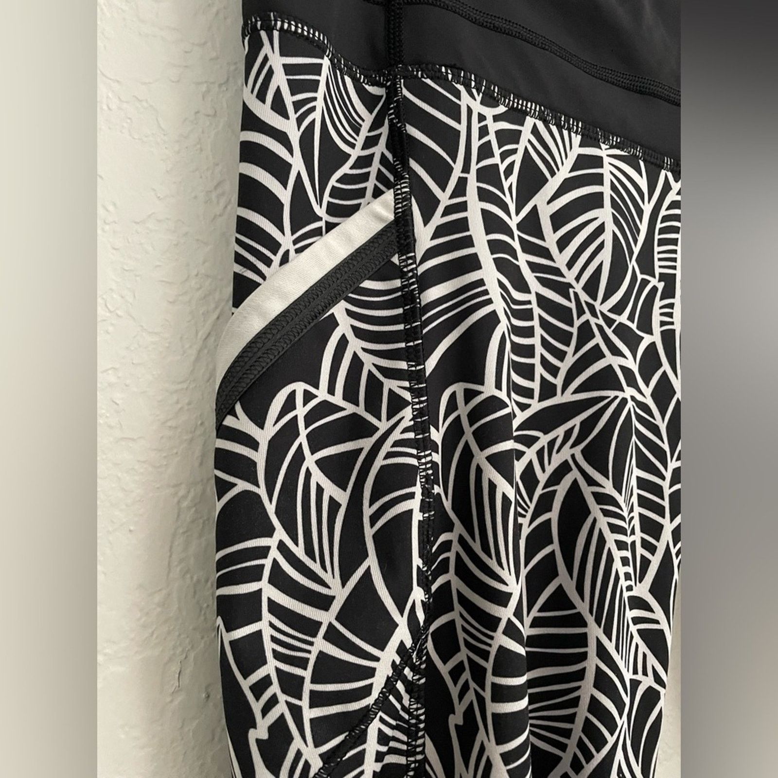 Lululemon Lululemon Black and Gray patterned tights - size 8 Size 30" / US 8 / IT 44 - 2 Thumbnail
