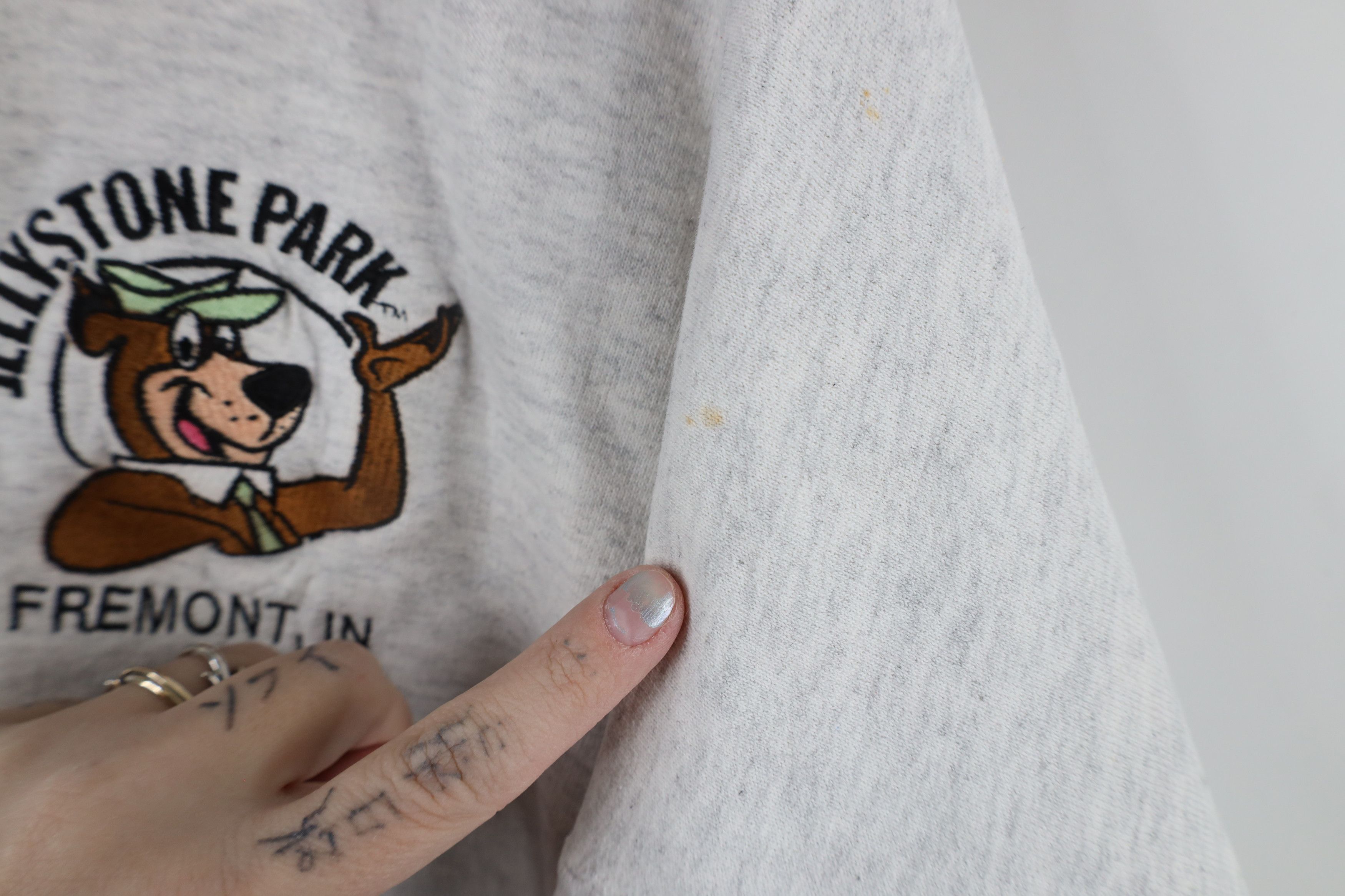 Vintage Vintage Y2K Yogi Bear Jellystone Park Indiana Sweatshirt Size US XXL / EU 58 / 5 - 5 Thumbnail