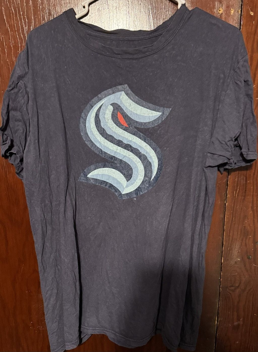 NHL Seattle Kraken Logo Distressed S/S T-shirt Men Size L Blue Size US L / EU 52-54 / 3 - 1 Thumbnail