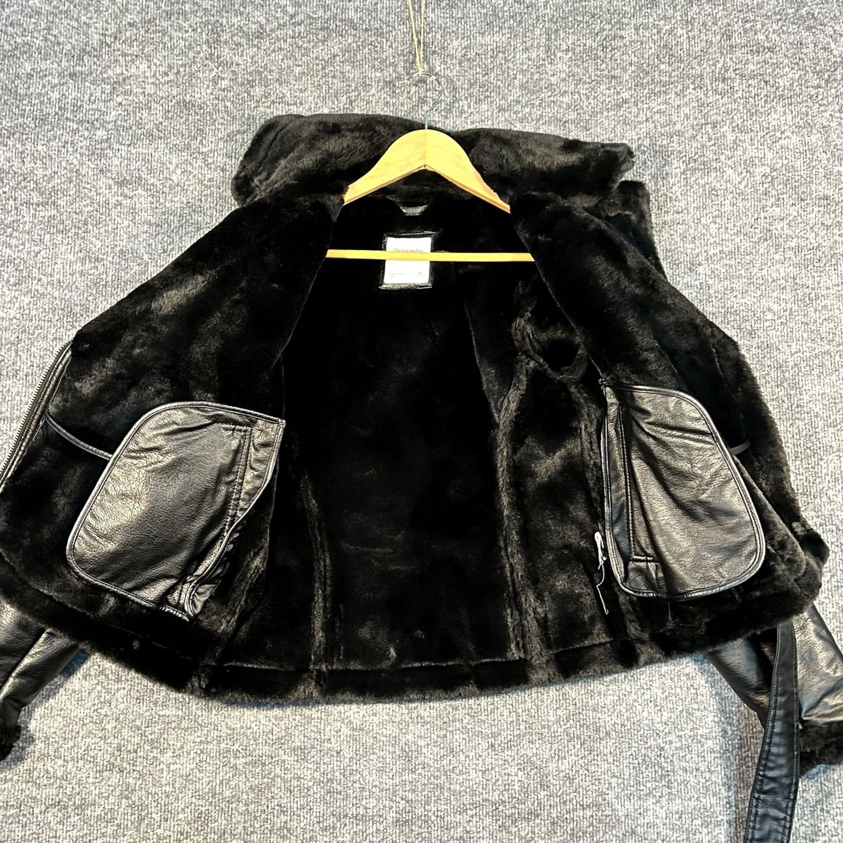 Abercrombie & Fitch Abercrombie & Fitch Biker Jacket Coat XS Black Faux Leather Short Sleeves Long Zip Women Size XS / US 0-2 / IT 36-38 - 2 Thumbnail