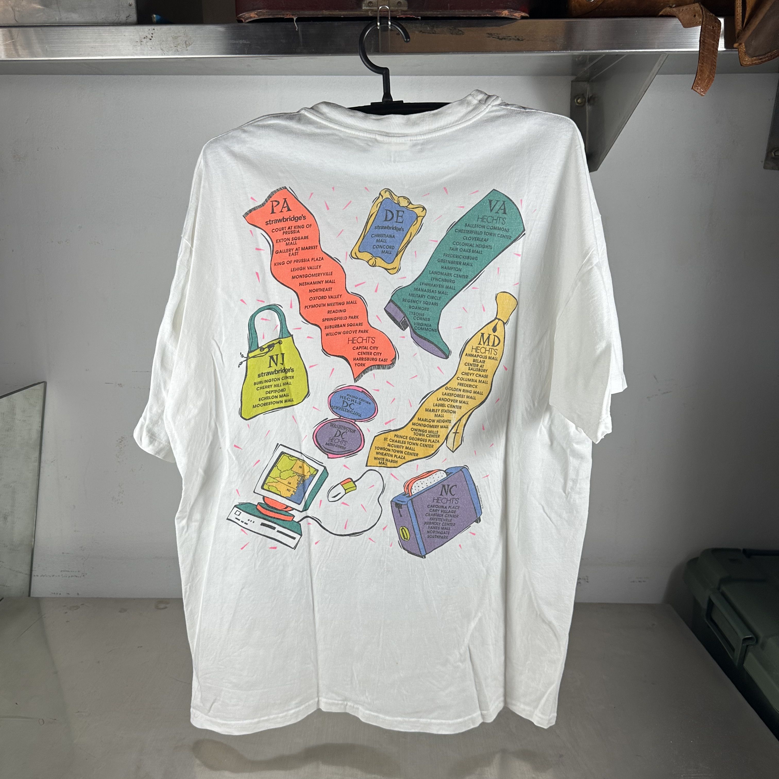 Vintage 90s Strawbridge's & Hecht's Shopping Mall Artwork T-shirt Size US XL / EU 56 / 4 - 3 Thumbnail
