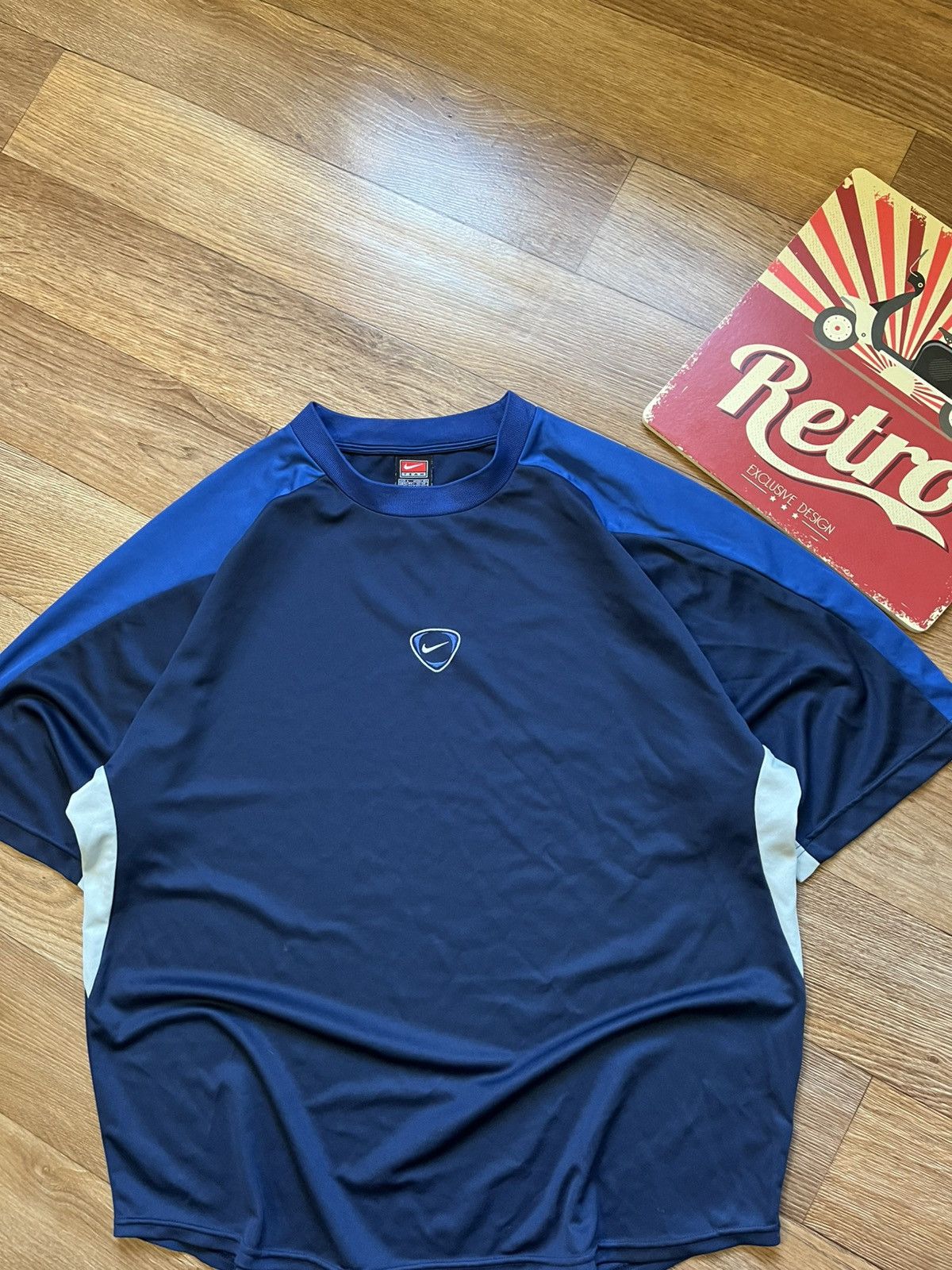Nike Vintage Nike Central Swoosh Logo Y2K Casual T Shirt Tee Size US L / EU 52-54 / 3 - 2 Thumbnail
