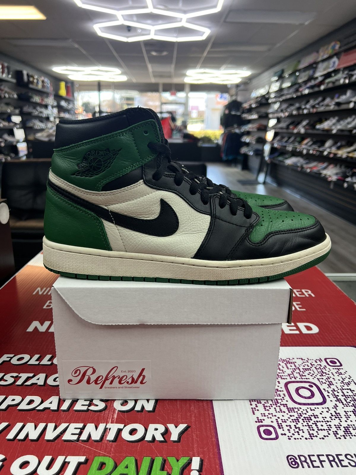 Jordan Brand Air Jordan 1 Pine Green High Size 12 Size US 12 / EU 45 - 1 Thumbnail
