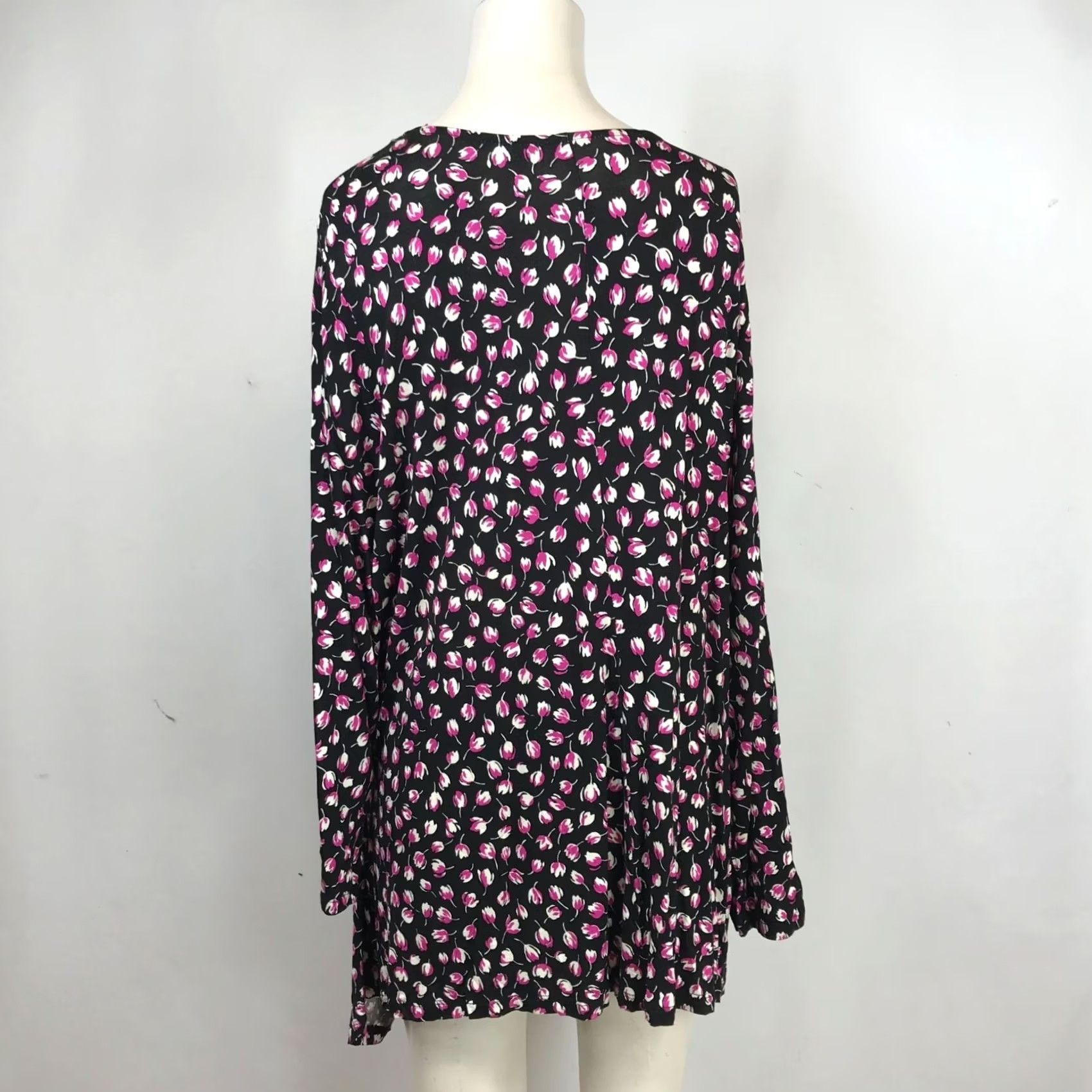 Vintage LANE BRYANT - WOMEN'S 26/28 - BLACK FLORAL LONG SLEEVE CRISS CROSS V NECK TOP Size 4XL / US 24-26 - 5 Thumbnail