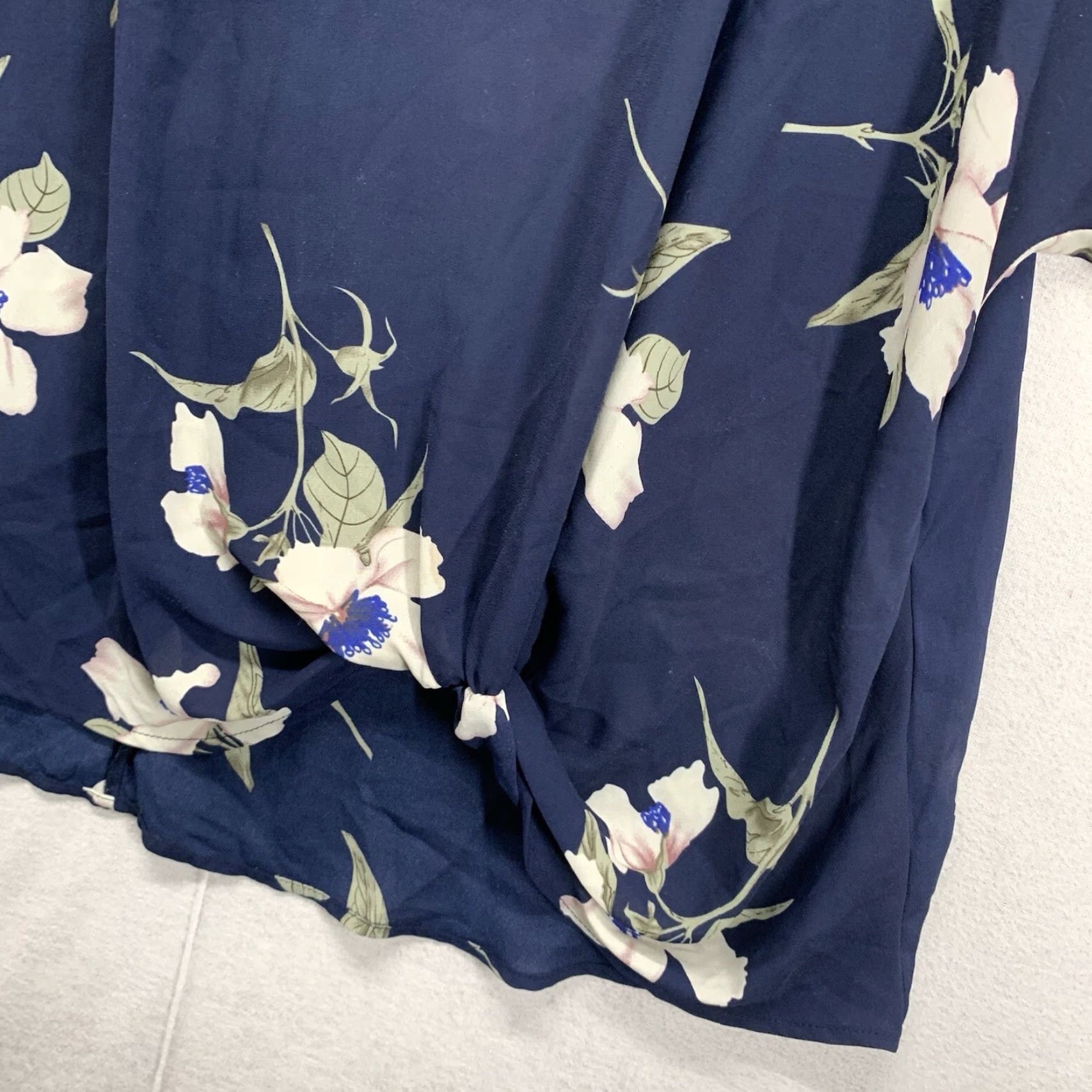 Vintage Women’s Blouse 2X Dark Blue Floral Tie Waist Sheer Lightweight Ivory Flowers Size XXL / US 16-18 / IT 52-54 - 6 Thumbnail