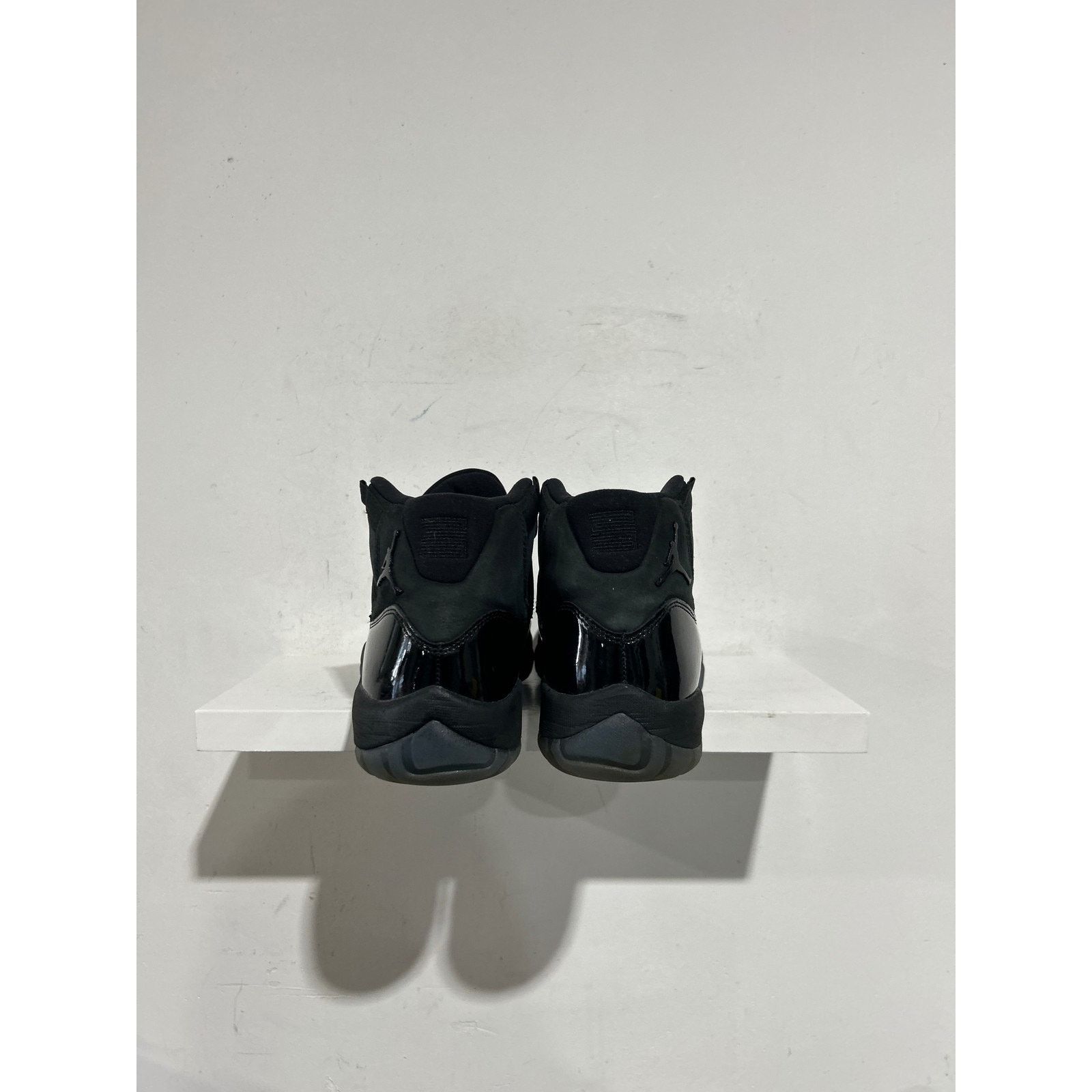 Nike JORDAN 11 RETRO 'CAP AND GOWN' SIZE 8.5 PREOWNED Size US 8.5 / EU 41-42 - 2 Thumbnail