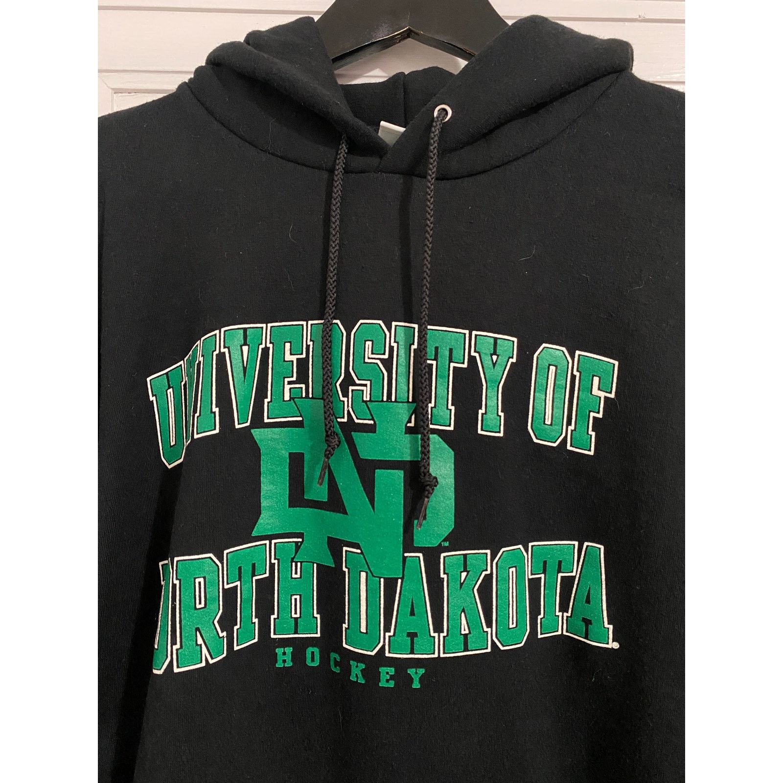 Champion University of North Dakota Fighting Hawks Hockey Hoodie Sz M Size US M / EU 48-50 / 2 - 2 Thumbnail