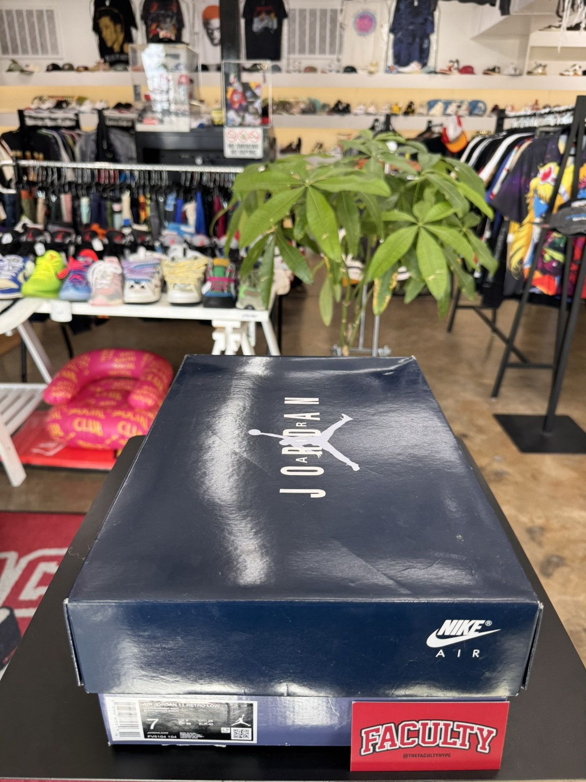 Jordan Brand Air Jordan 11 Low Diffused Blue Size 7 (2024) Size US 7 / EU 40 - 12 Thumbnail