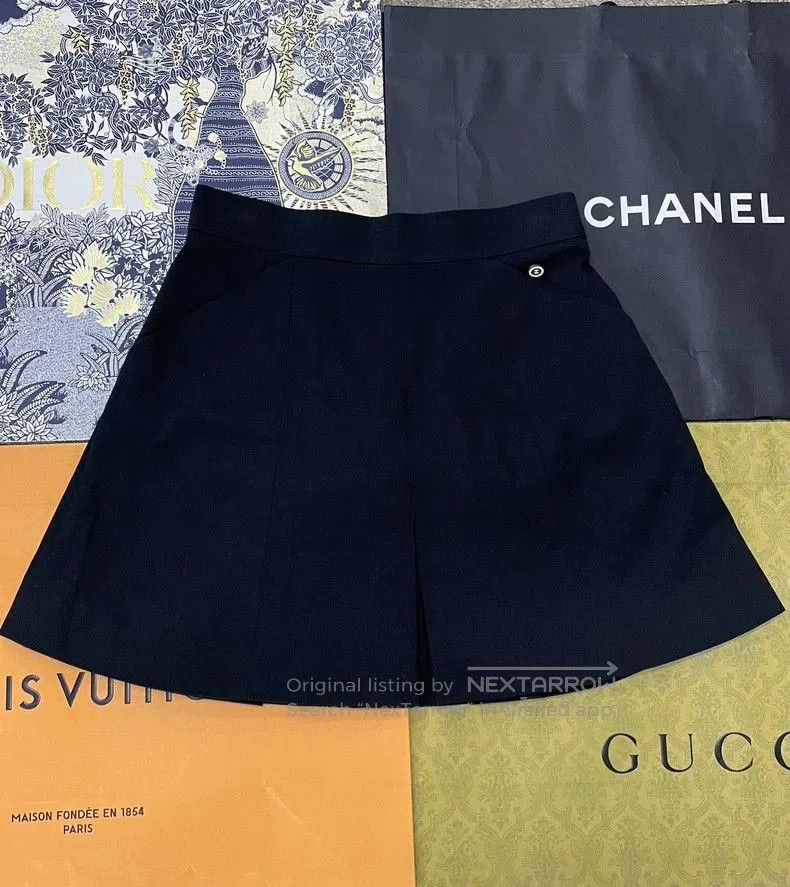 Chanel Chanel Black A-line Mini Skirt. Size US 36 / EU 52 - 1 Thumbnail