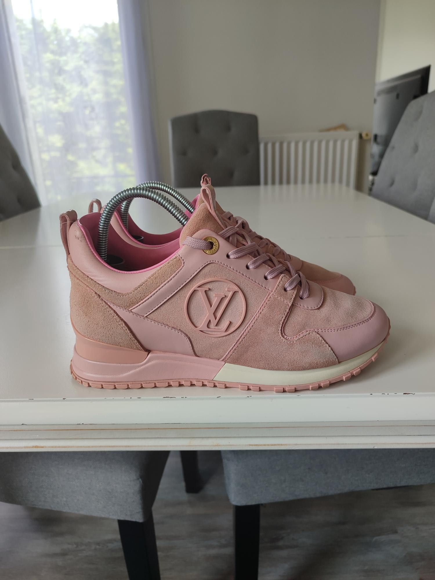 Louis Vuitton BASKETS LOUIS VUITTON RUN AWAY ROSE POUDRE Size US 6 / IT 36 - 3 Thumbnail