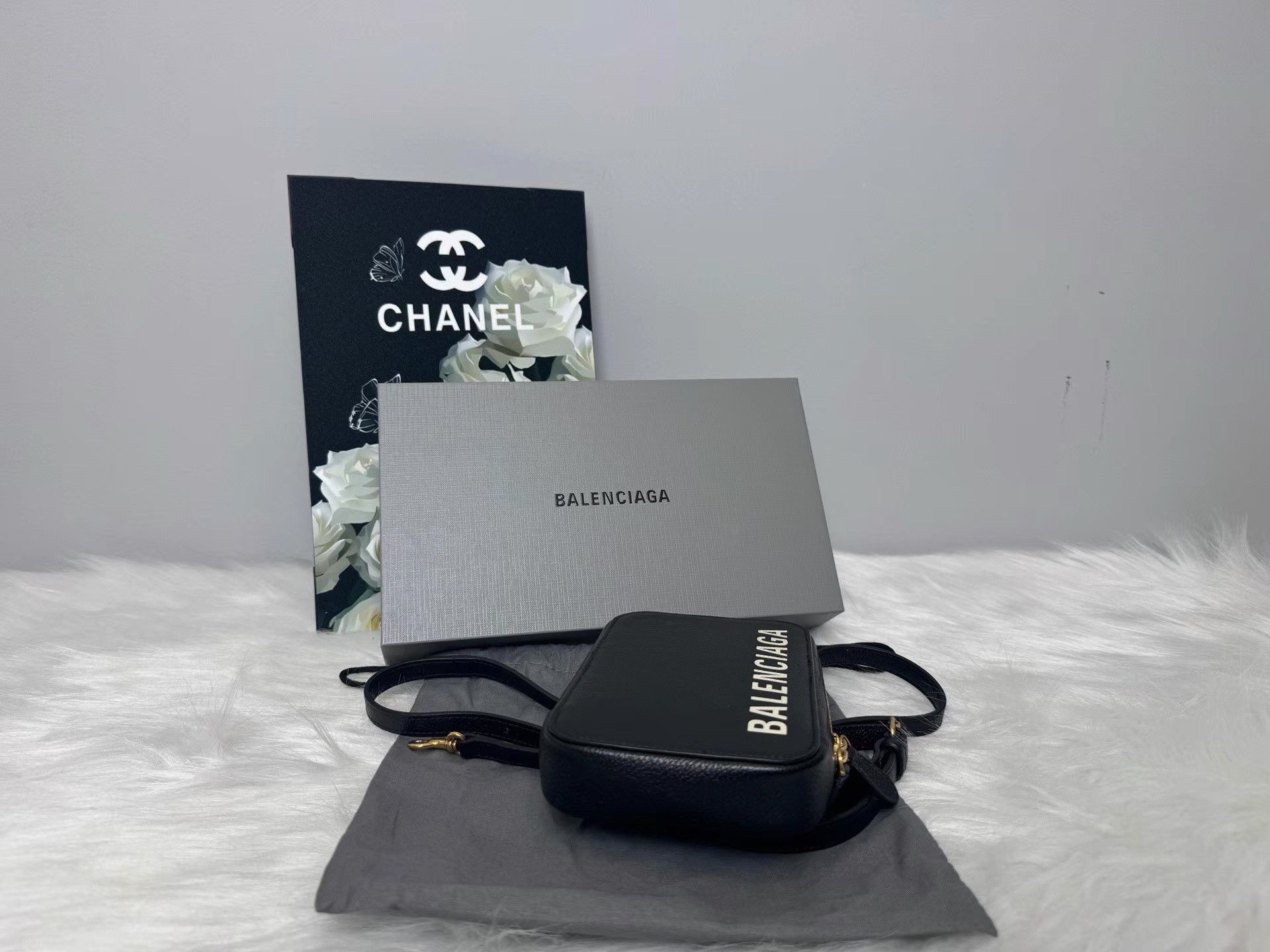 Balenciaga Balenciaga Leather Logo Crossbody Phone Bag K36 Size ONE SIZE - 3 Thumbnail