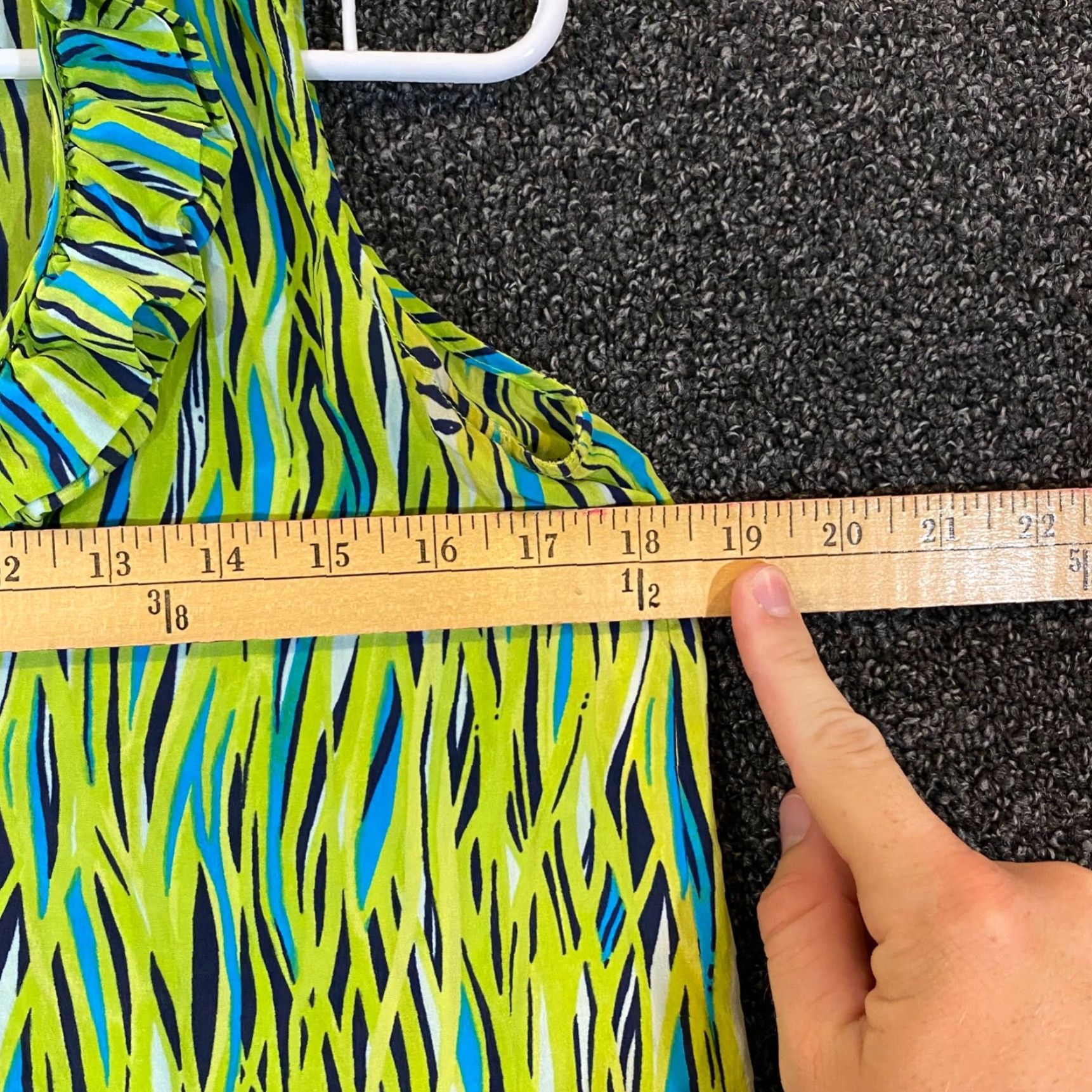 Lilly Pulitzer Lilly Pulitzer Blouse Women Size 2 Green Sleeveless Ruffled 100% Silk Fish Print Animal Print Size XS / US 0-2 / IT 36-38 - 4 Thumbnail