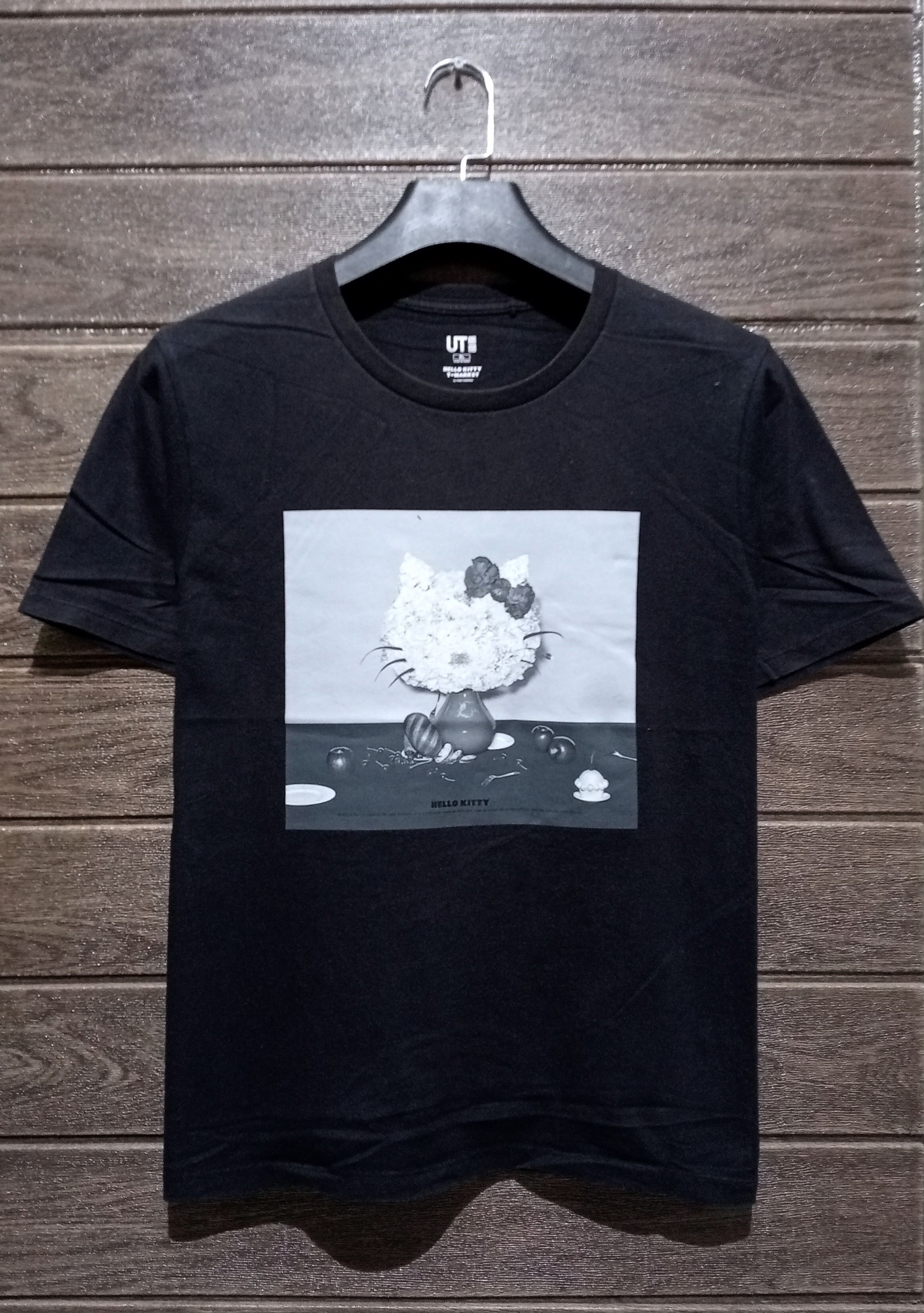 Anime Sanrio Hello Kitty T-Market Uniqlo Tee Size US XL / EU 56 / 4 - 1 Thumbnail