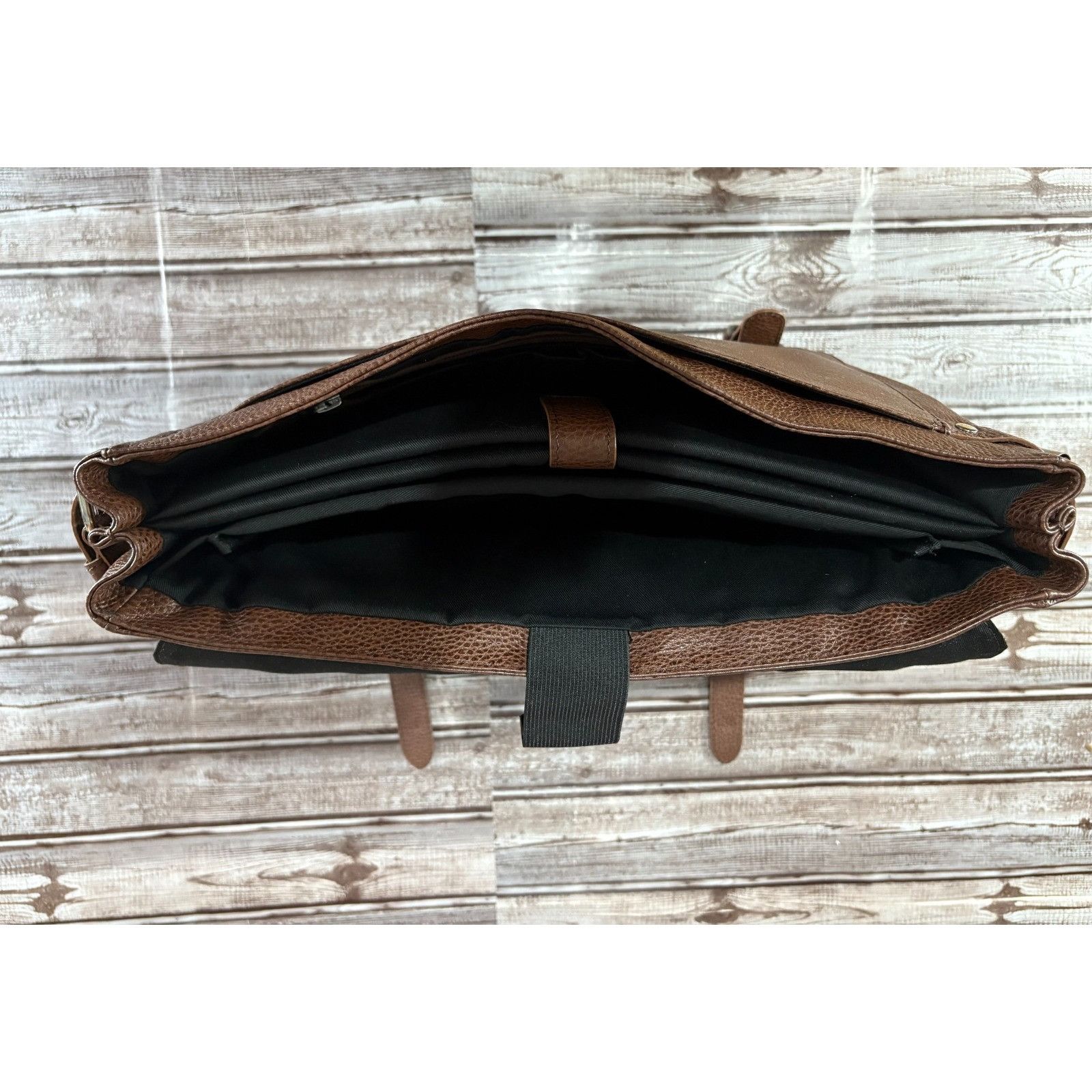 Beckett Simonon Gaston Pebble Leather Messenger Bag Color Da in Brown, Men's — image 2 of 6