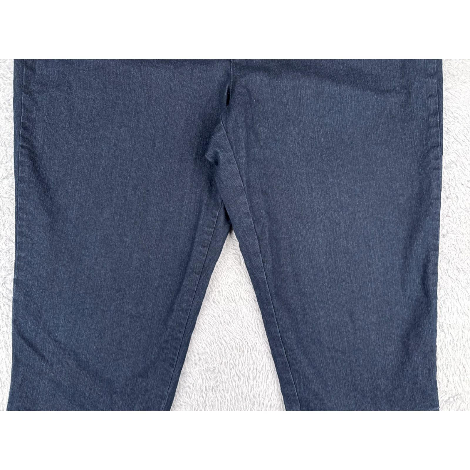 Vintage VINTAGE? No. St. John's Bay Jeans Women Capri 14 Blue Denim 32x19 Mid Rise 19 Inseam Dark Wash Cotton Blend Casual Modern Womens Jeans Size 36" / US 14 / IT 50 - 3 Thumbnail