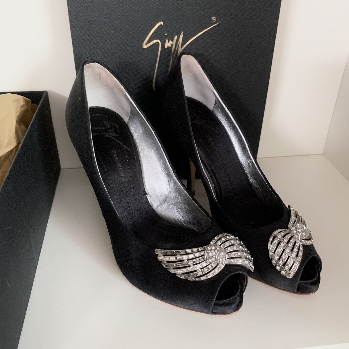 Giuseppe Zanotti Giuseppe Zanotti crystal bow black satin pumps Size US 6 / IT 36 - 14 Thumbnail
