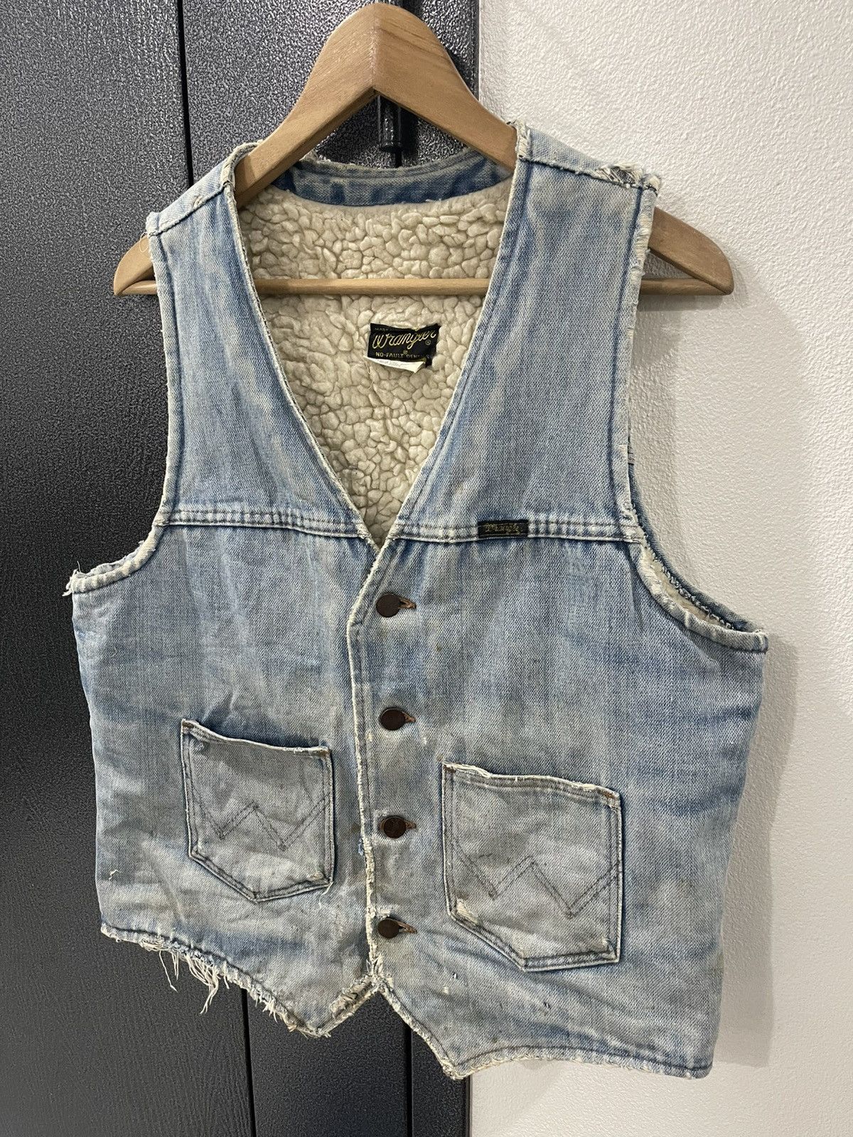 Wrangler Vintage Wrangler Sherpa Lined Distressed Denim Vest Size US M / EU 48-50 / 2 - 2 Thumbnail