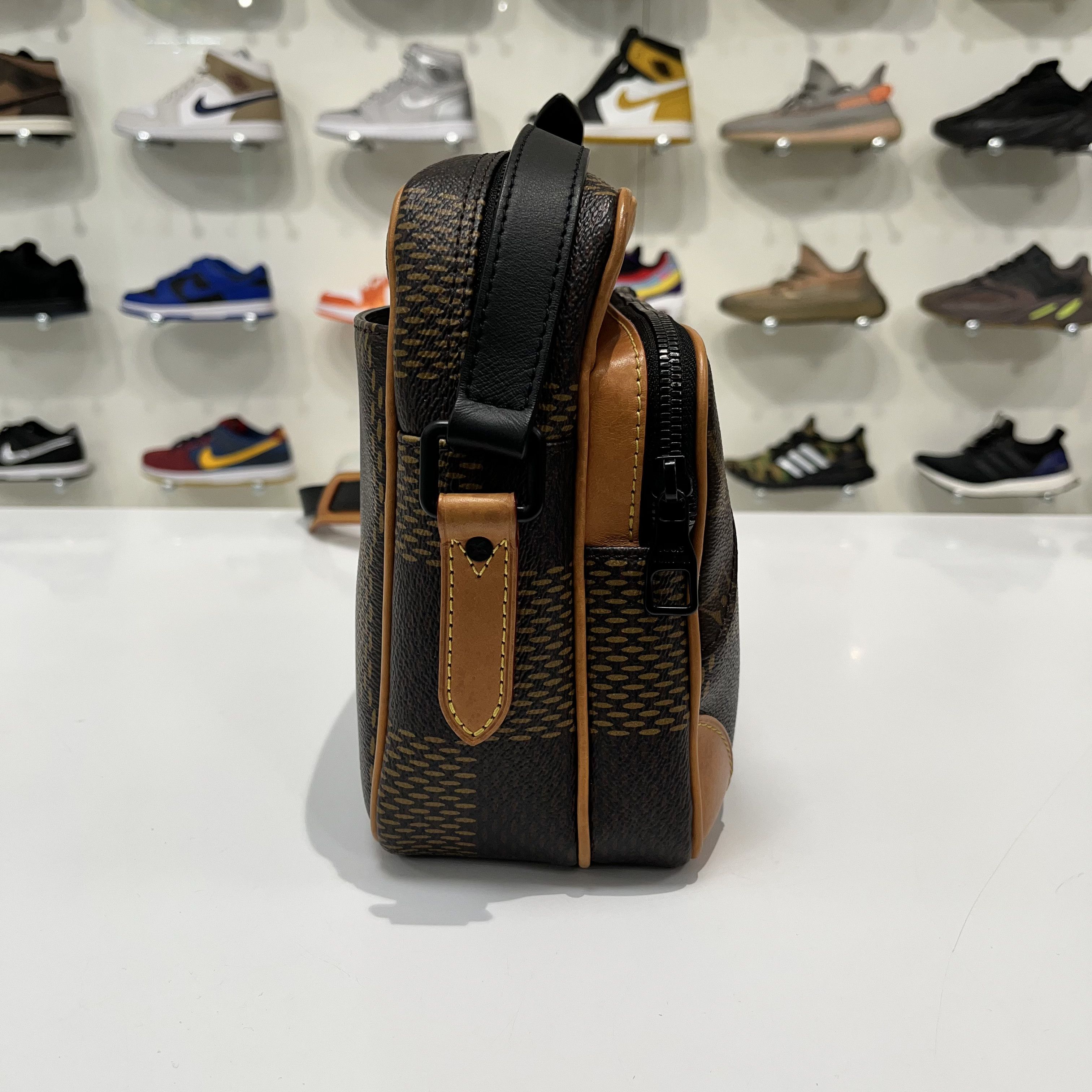 Louis Vuitton × Nigo × Virgil Abloh Louis Vuitton Virgil Abloh x Nigo Nil Messenger Giant Brown Size ONE SIZE - 2 Thumbnail