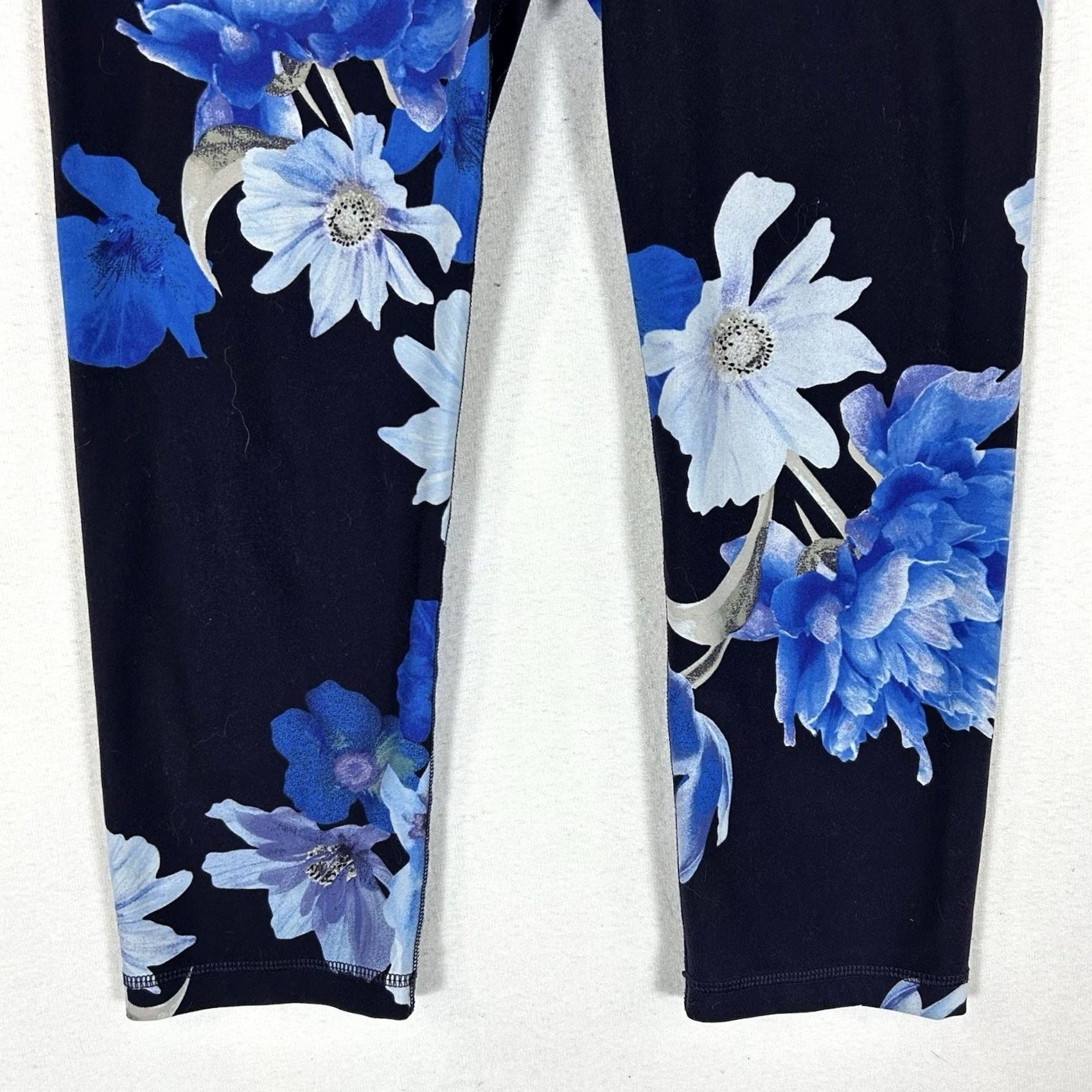 Old Navy Old Navy Active Elevate Legging Womens Medium Blue Floral Go Dry Activewear Gym Size 32" / US 10 / IT 46 - 3 Thumbnail