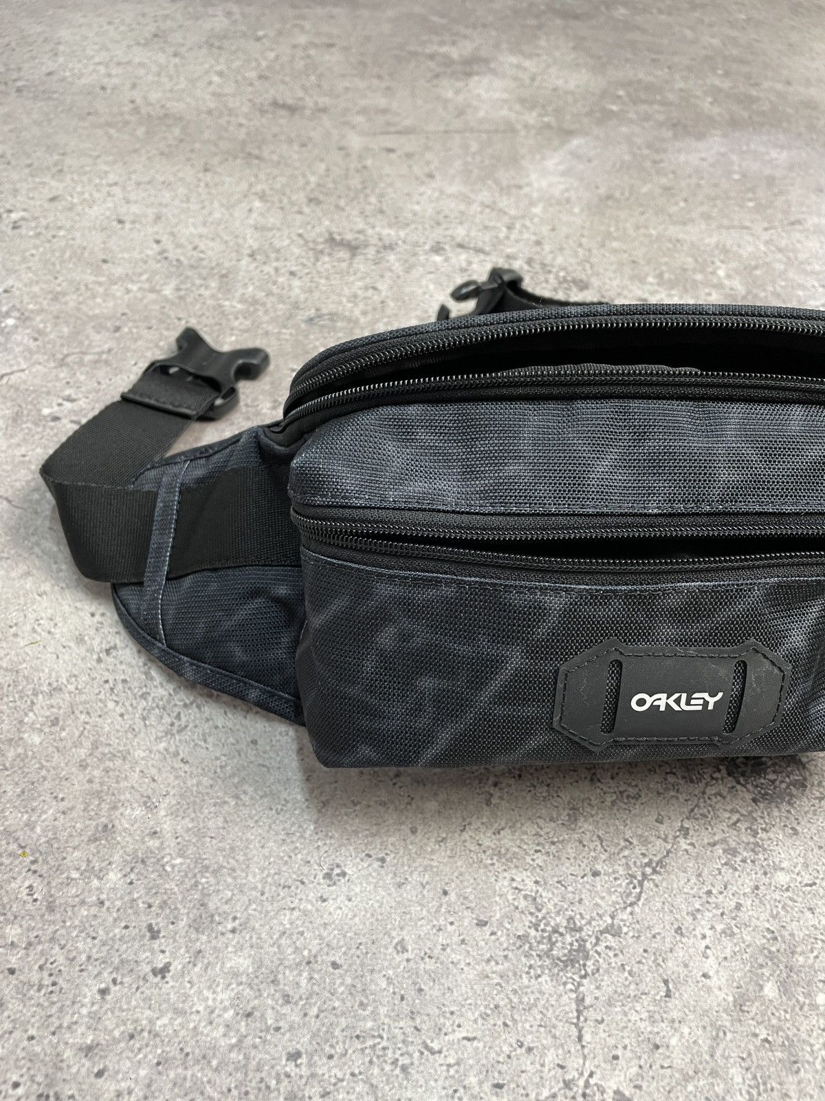 Vintage Vintage Oakley Y2K Sling Bag Messenger Bag Size ONE SIZE - 2 Thumbnail