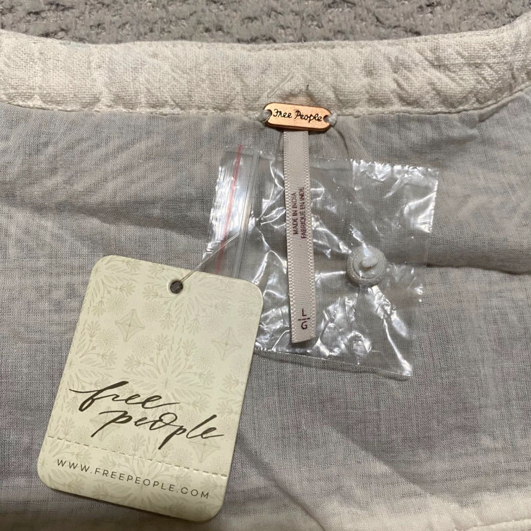 Free People NWT Free People Womens Top White Embroidered Crop Scoop Neck Boho 60s 100% Cotton Balloon Sleeve Cropped Casual Tops Womens L White Size L / US 10 / IT 46 - 3 Thumbnail