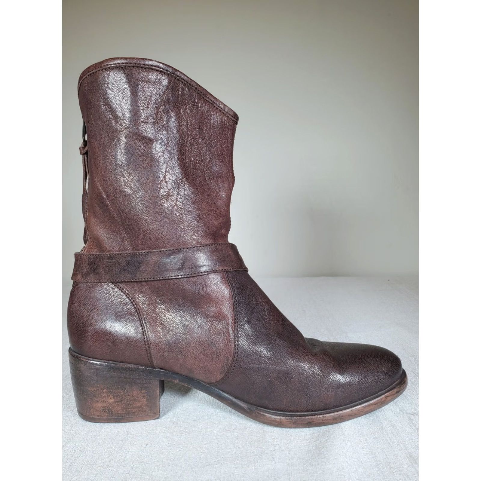 Ugg UGG Australia Cattania Brown Leather Heeled Boots Wrap Strap Back Zip Women's 9 Boots Women Brown Leather Heeled Boots Wrap Strap Back Zip 9 Size US 9 / IT 39 - 4 Thumbnail