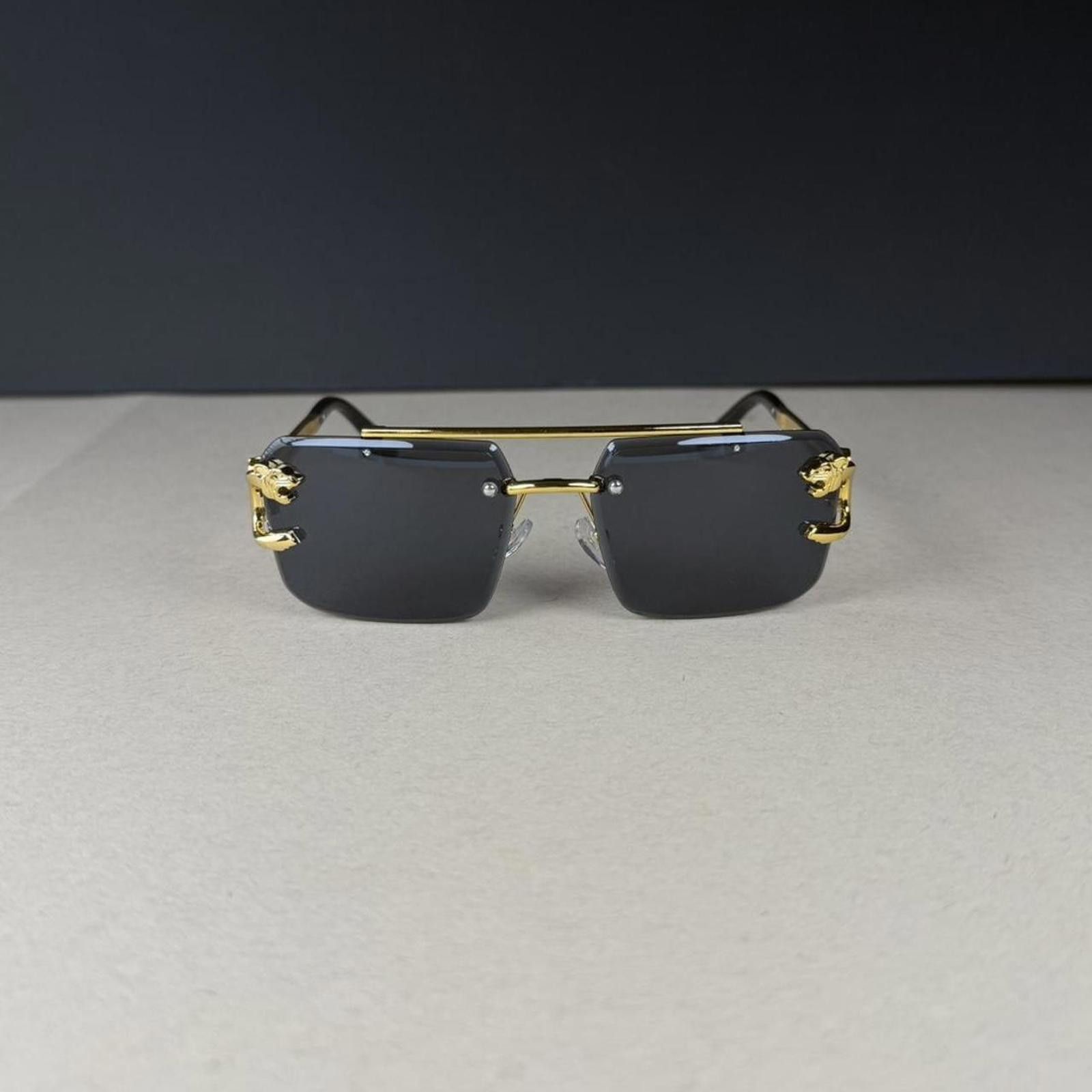 Other Black and gold vintage square sunglasses with a retro vibes Size ONE SIZE - 1 Thumbnail