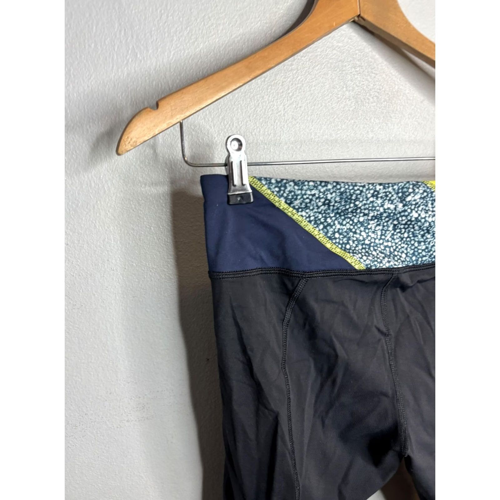 Lululemon Lululemon Pants Womens 6 Black Colorblock Run Inspire Crop Capri Leggings Size 28" / US 6 / IT 42 - 5 Thumbnail