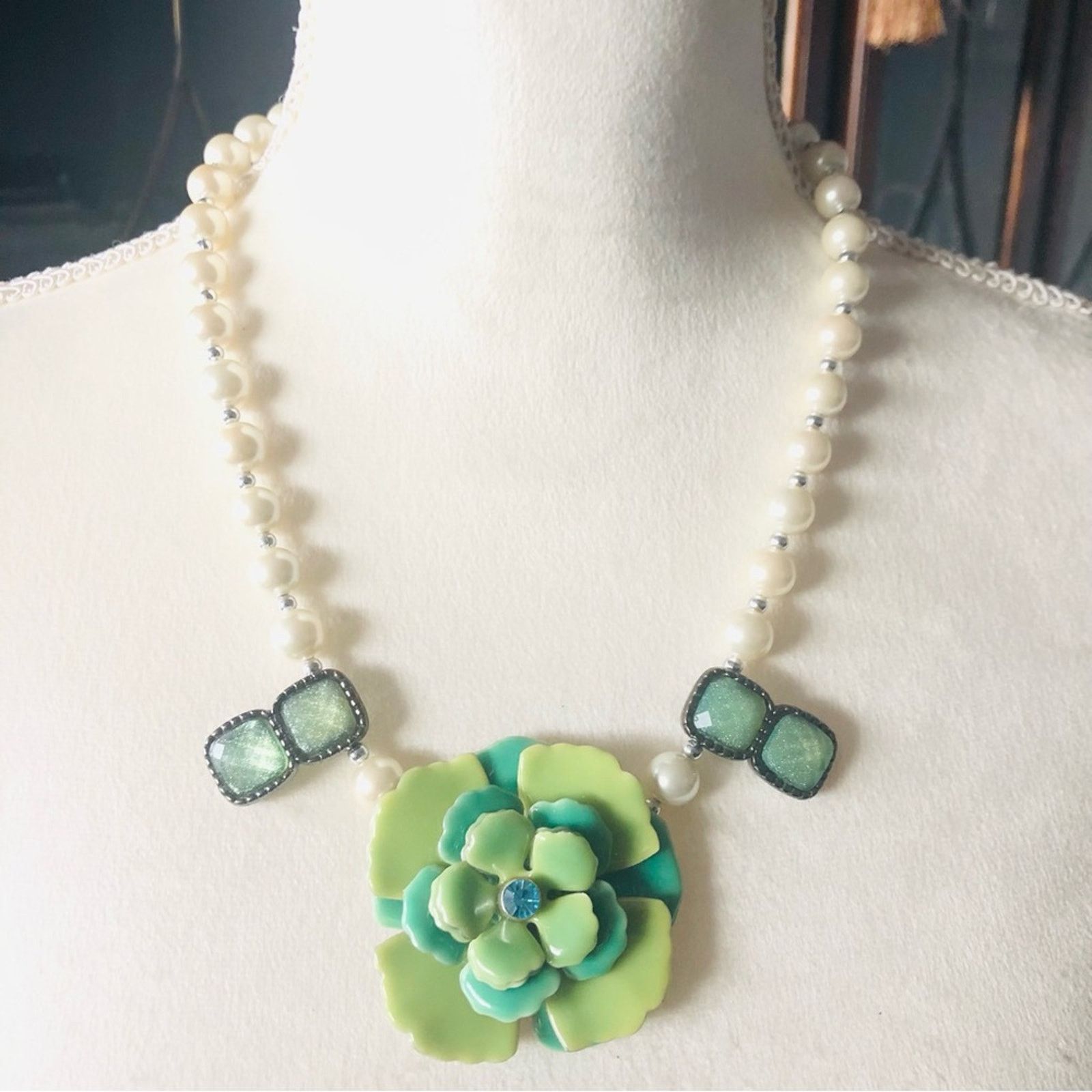 Handmade Handcrafted classy elegant Pearl metal flower necklace Size ONE SIZE - 2 Thumbnail