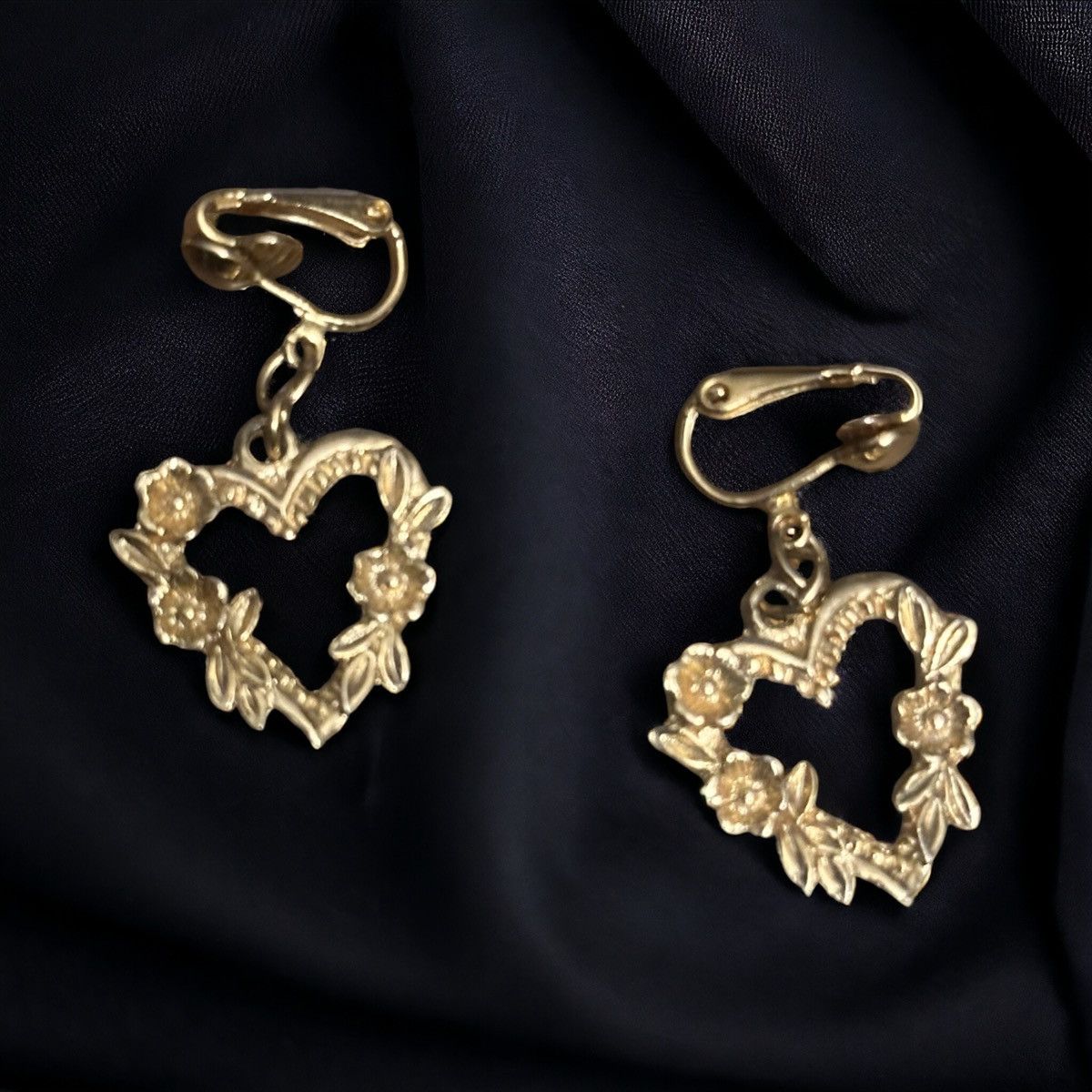 Vintage Vintage Victorian floral heart clip on dangle earrings Size ONE SIZE - 1 Thumbnail
