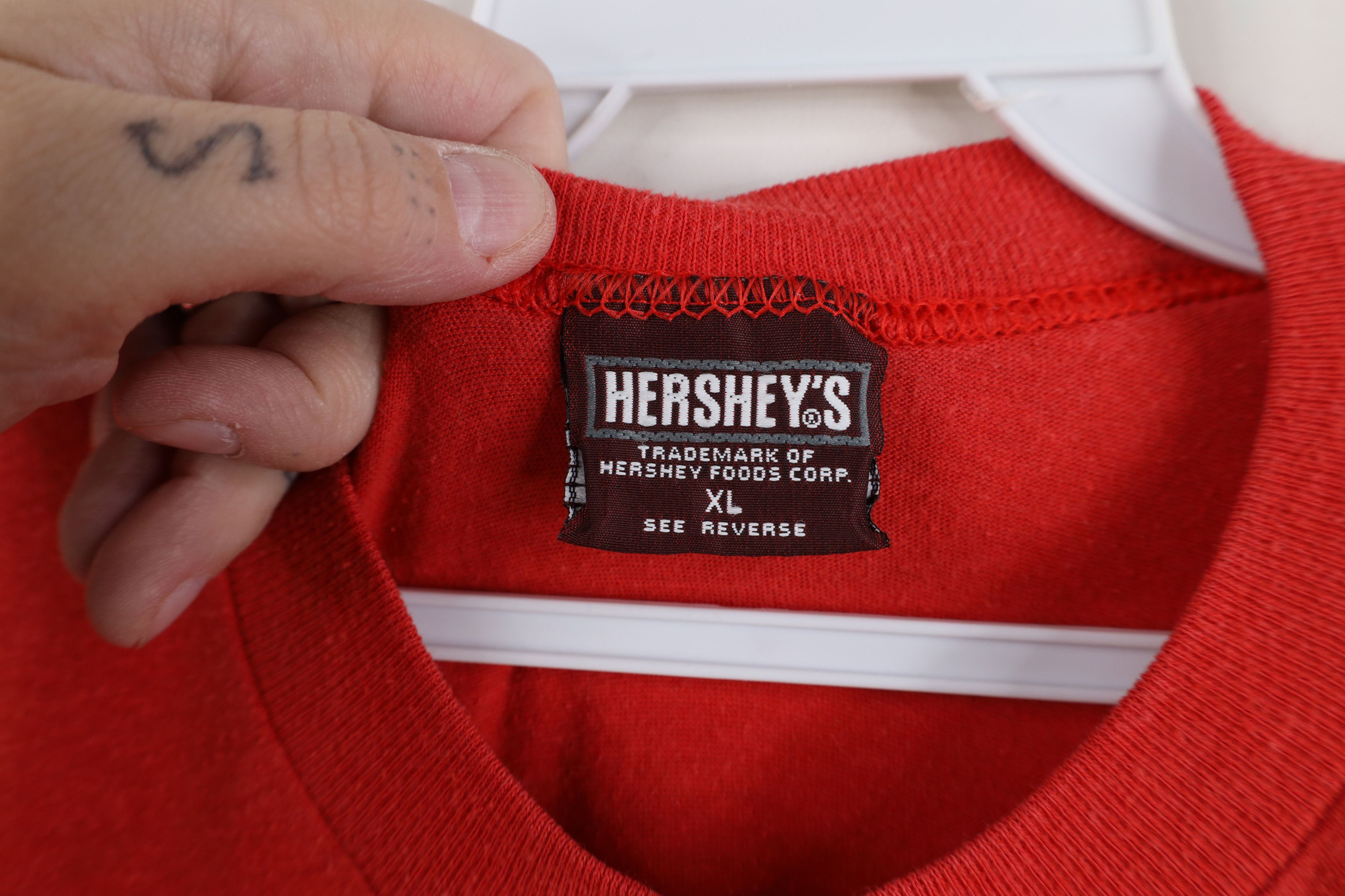 Vintage Vintage 70s 80s Hersheys Twizzlers Licorice T-Shirt Red USA Size XL / US 12-14 / IT 48-50 - 9 Thumbnail