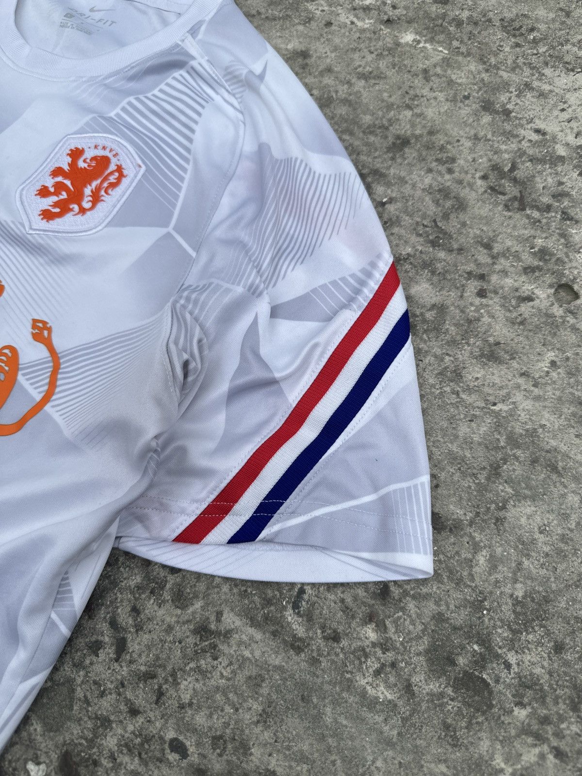 Vintage Vintage Nike Netherlands Soccer Jersey Blokecore Streetwear Size US L / EU 52-54 / 3 - 4 Thumbnail