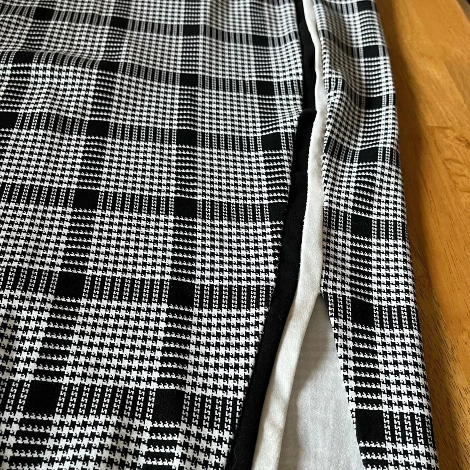The Unbranded Brand Torrid skirt black and white, size1 (XL). Size 40" / US 18 - 4 Thumbnail