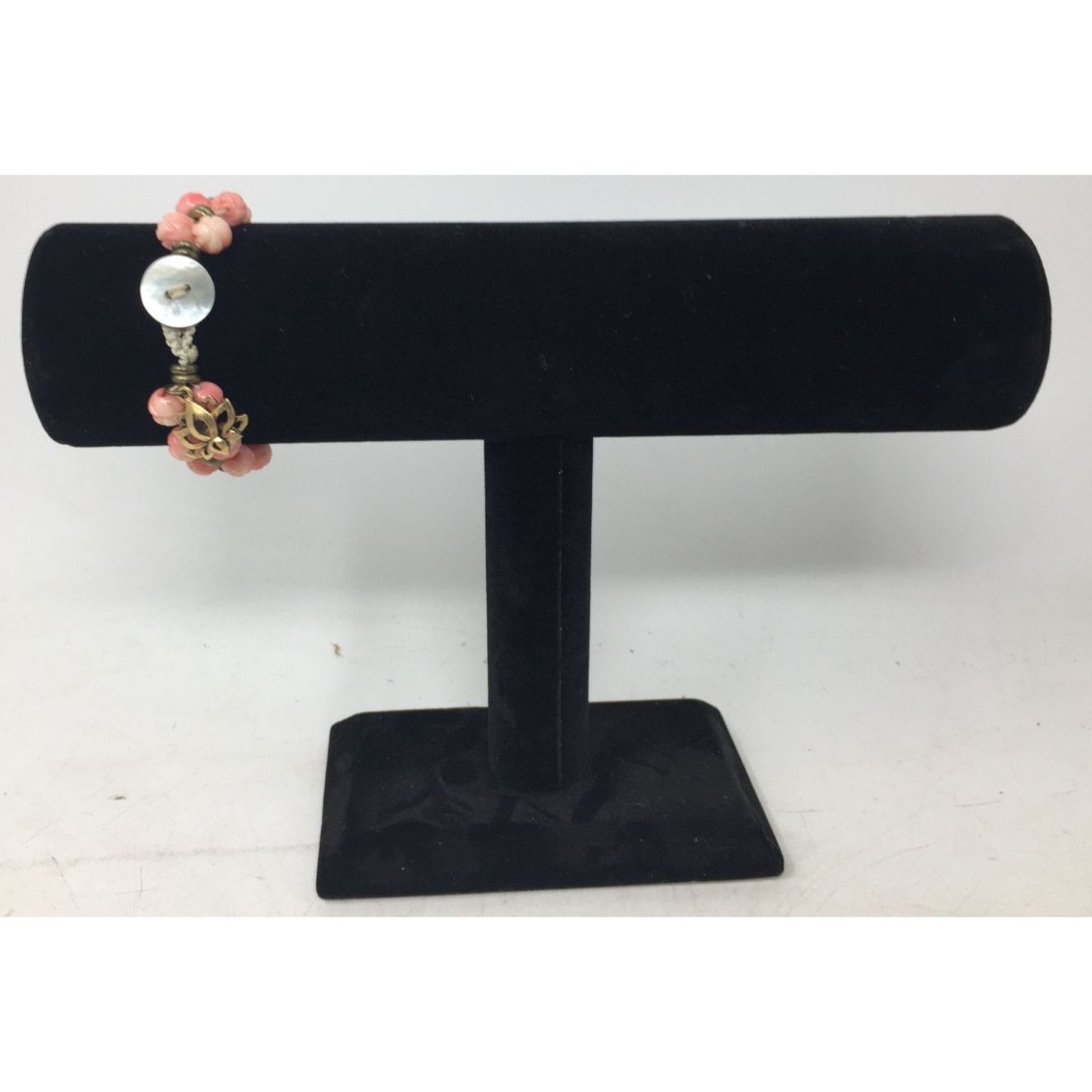 Other Women's Gold Tone Bracelet with Pink Flowers on it Size ONE SIZE - 2 Thumbnail