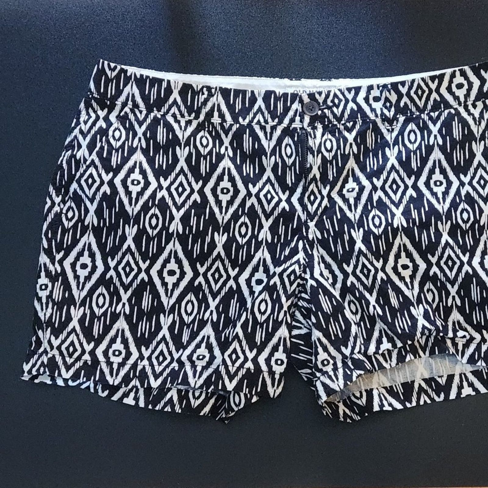 Old Navy OLD NAVY Black and White Ikat Print Shorts Size 36" / US 14 / IT 50 - 1 Thumbnail