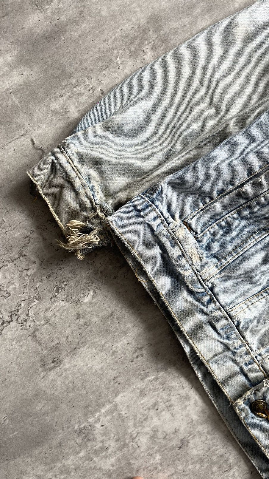 Japanese Brand × Levi's × Vintage VINTAGE 1990s FADED DISTRESSED DENIM JACKET Size US XL / EU 56 / 4 - 4 Thumbnail