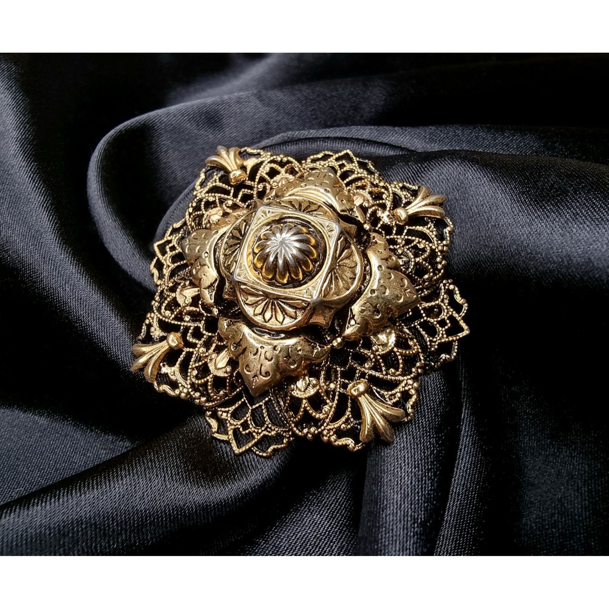 Vintage Vintage Filigree Gold-Tone Floral Brooch Pin With Intricate Size ONE SIZE - 1 Thumbnail