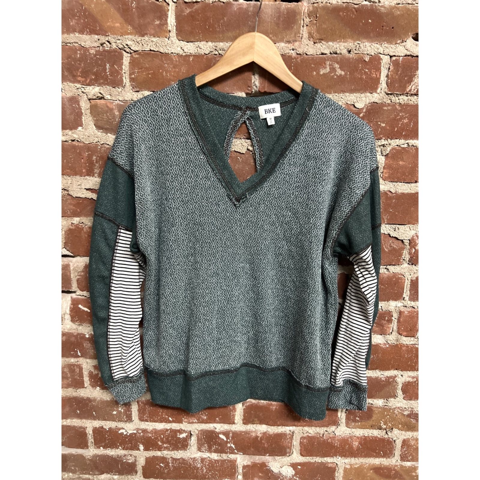 Vintage BKE Sweatshirt M Inside-out Fleece Green V-Neck Open-Back Pullover Women's Shirt Adult M Green V-Neck Pullover Open-Back Sweatshirt BKE Women Size M / US 6-8 / IT 42-44 - 2 Thumbnail